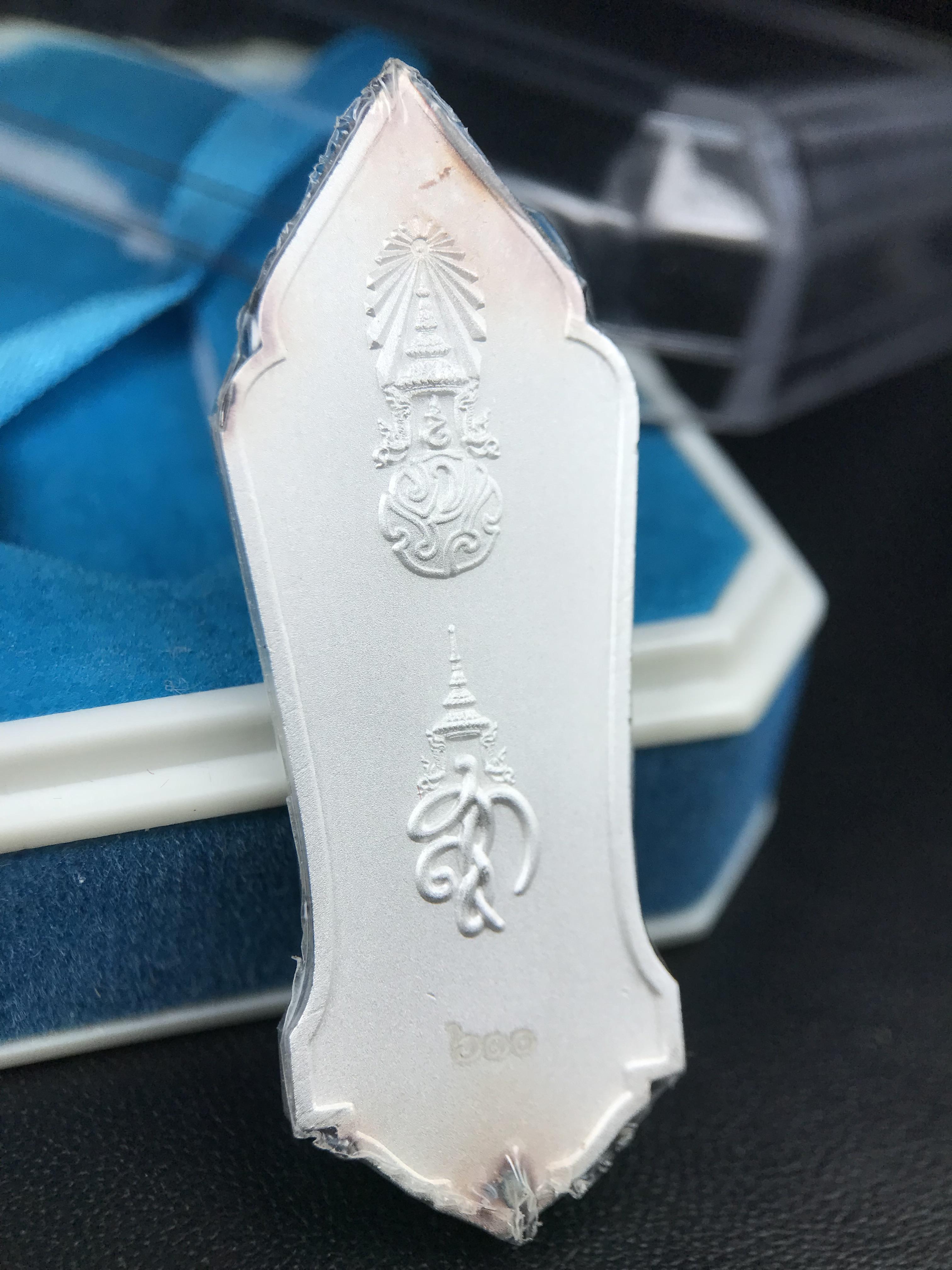 เหรียญที่ระลึกพระพุทธเมตตาประชาไทยไตรโลกนาถคันธารราฐอนุสรณ์ หลัง ภปร. และ สก. วัดทิพย์สุคนธาราม จ.กาญจนบุรี ปี 2558 เนื้อเงิน 99.99% ขนาดสูง 4.6 ซม. ที่ระลึก ร.9 พระชนมพรรษาครบ 7 รอบ และ สมเด็จพระราชินี พระชนมพรรษา 80 พรรษา พิธีใหญ่(หายาก1 ใน 999 เหรียญ)