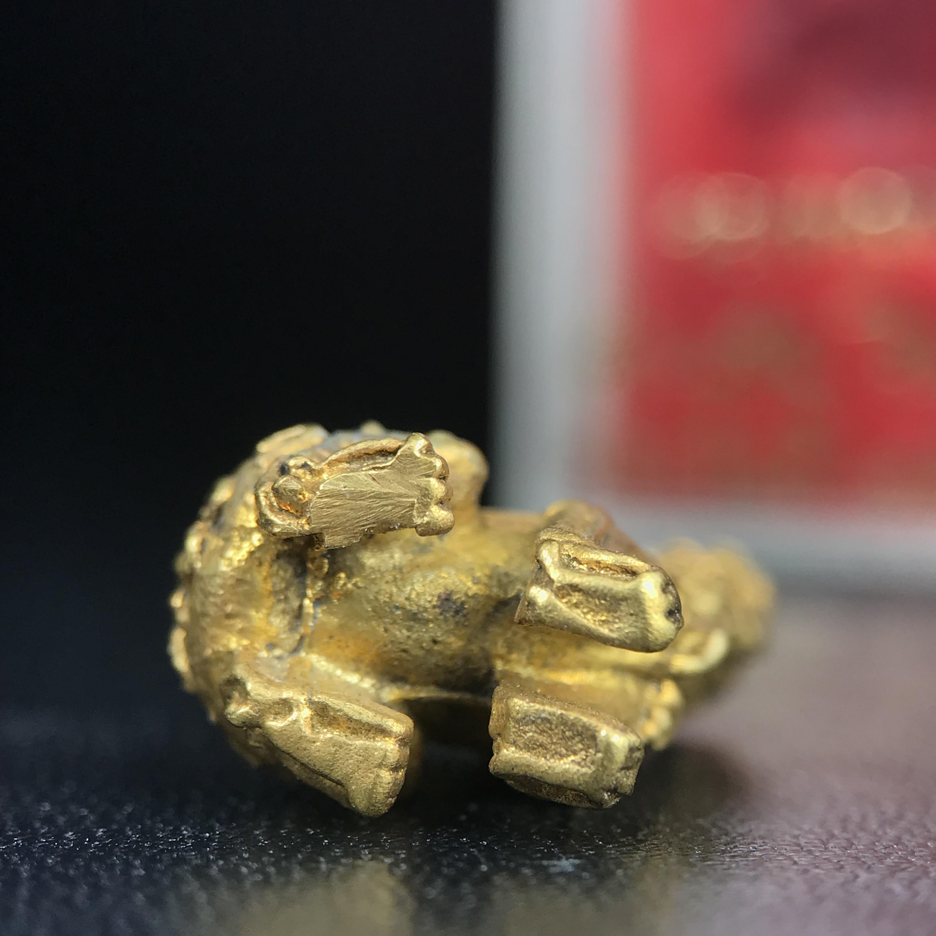 สิงห์เจ้าพ่อดำ วัดบุพพาราม จ.เชียงใหม่ ปี 2518 เนื้อกะไหล่ทอง(ตอก 2 โค๊ต)หายาก(สภาพผิวเดิมสวยเดิมกล่องครบ) สิงห์รุ่นนี้มีพิธีดีมีเกจิอาจารย์ที่ร่วมปลุกเสกมากมาย****เครื่องราง ที่พระบาทสมเด็จพระเจ้าอยุ่รัชกาลที่ ๙ ทรงเสด็จฯประกอบพิธีด้วยพระองค์เอง