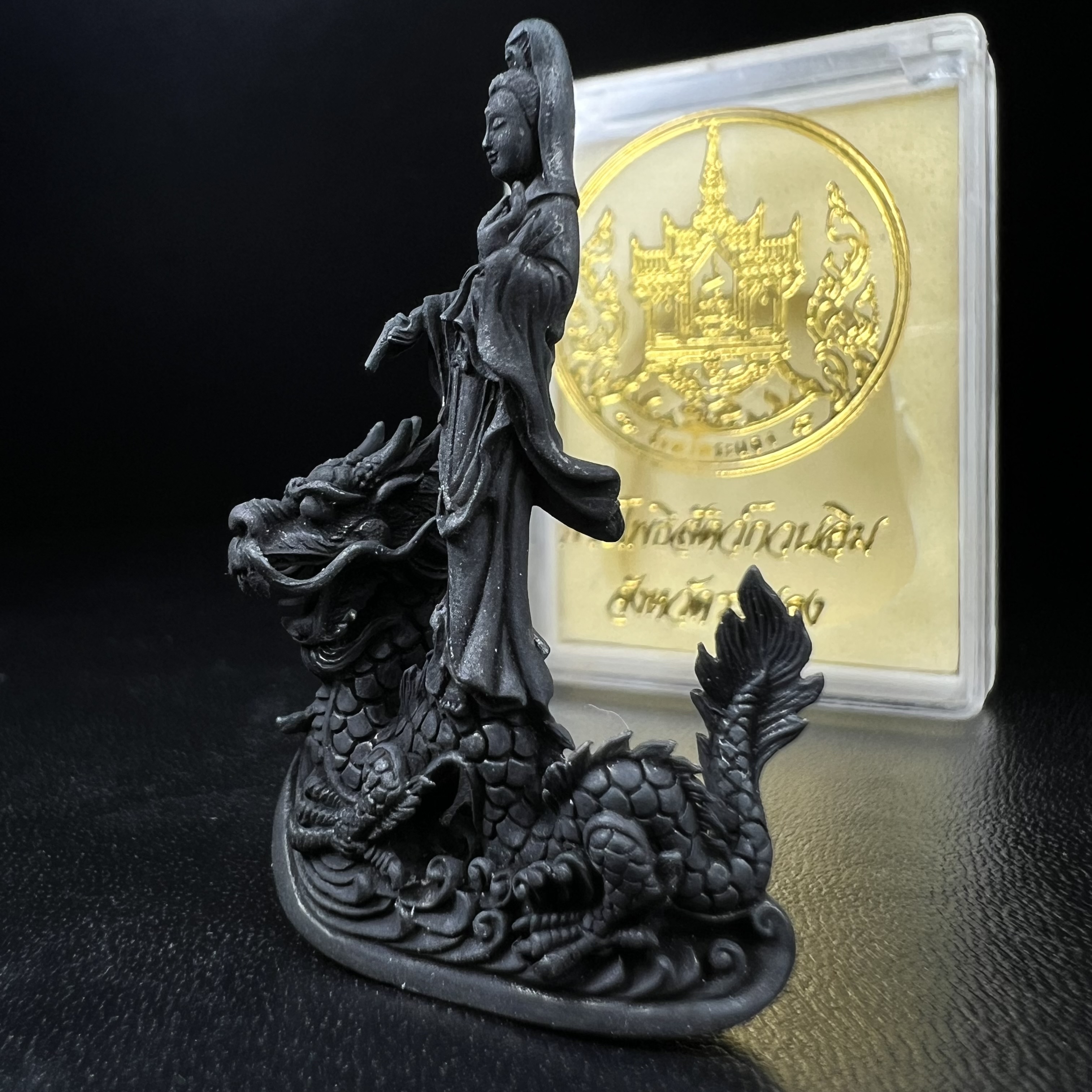 รูปหล่อลอยองค์พระโพธิสัตว์กวนอิม ทรงประทับมังกร จ.ระนอง พ.ศ.2539 เนื้อนวโลหะ พิมพ์ใหญ่(สวยงดงาม เข้มขลัง ทรงคุณค่า) เฉลิมฉลองในวโรกาสที่พระบาทสมเด็จพระเจ้าอยู่หัวทรงครองสิริราชสมบัติครบ 50 ปี(องค์หมายเลข๘๓๑๔)