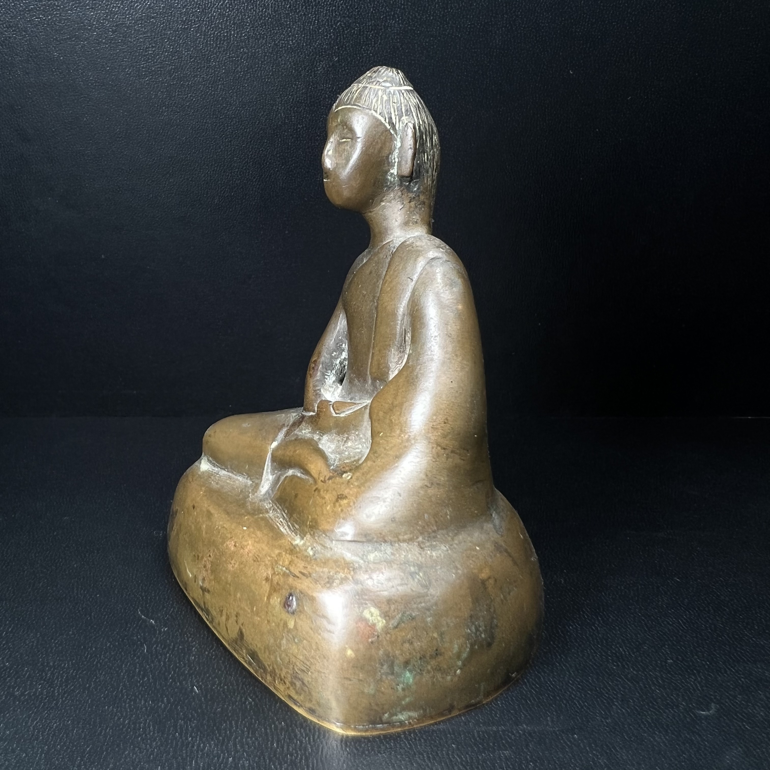 พระพุทธรูปฝีพระหัตถ์สมเด็จย่า ขนาดบูชาหน้าตัก 2 นิ้ว จัดสร้างขึ้นเนื่องในวาระครบ 6 รอบ เมื่อวันที่21 ตุลาคม พ.ศ.2515 (ในหลวงรัชกาลที่ 9 เสด็จพระราชดำเนินทรงเททอง)พิธีปลุกเสกยิ่งใหญ่ เกจิ 108 รูป ร่วมปลุกเสก หายากพบเจอน้อยมาก