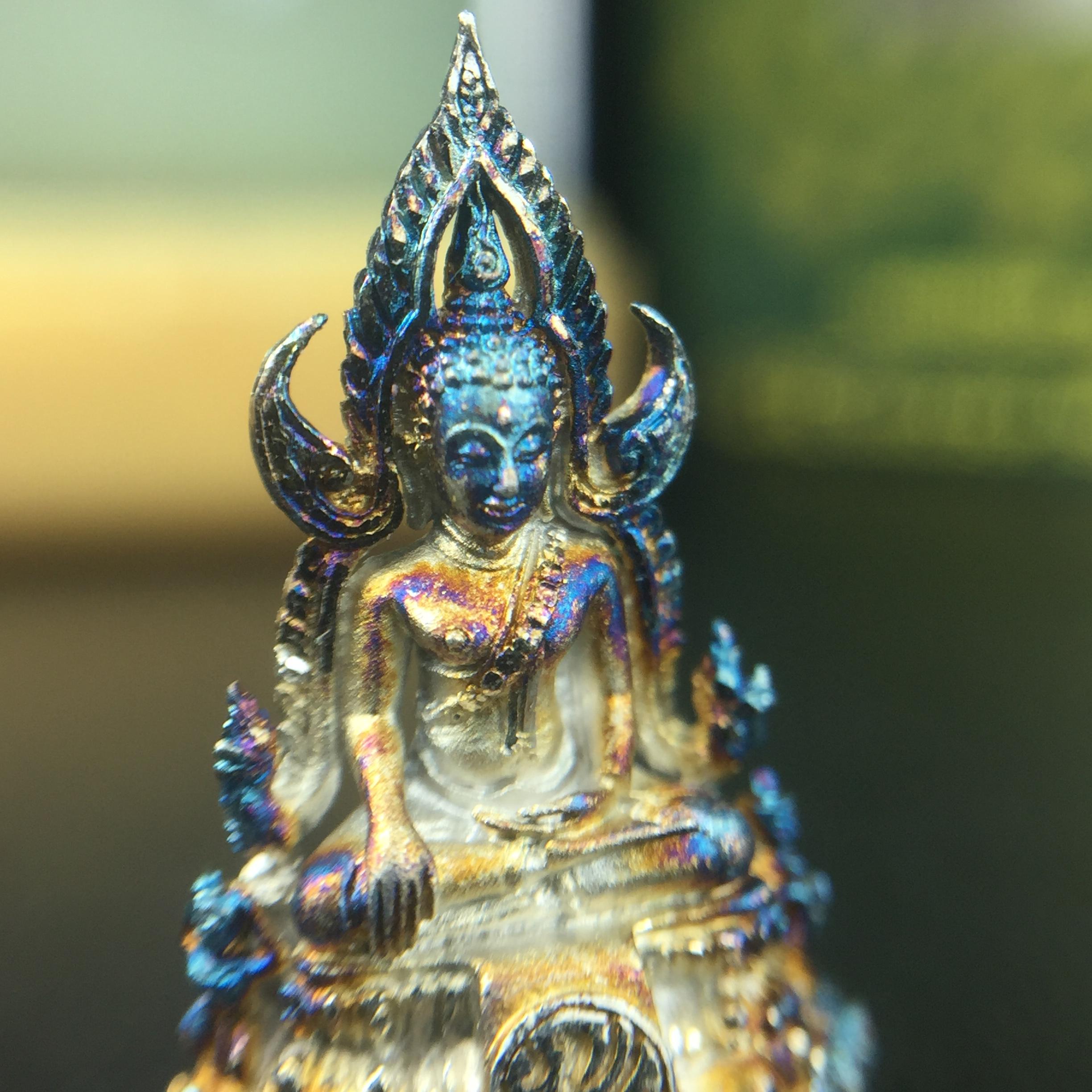 พระพุทธชินราช(จำลอง) ภปร. 84 พรรษา เนื้อเงินชุบทองคำขาว พิมพ์เล็กขนาดหน้าตัก 1/4 นิ้ว (สภาพผิวเดิมสวย ขึ้นสีรุ้งธรรมชาติ แบบนิยม)(พระราชทานมวลสาร จิตรลดาและเส้นพระเจ้า(เส้นผม))