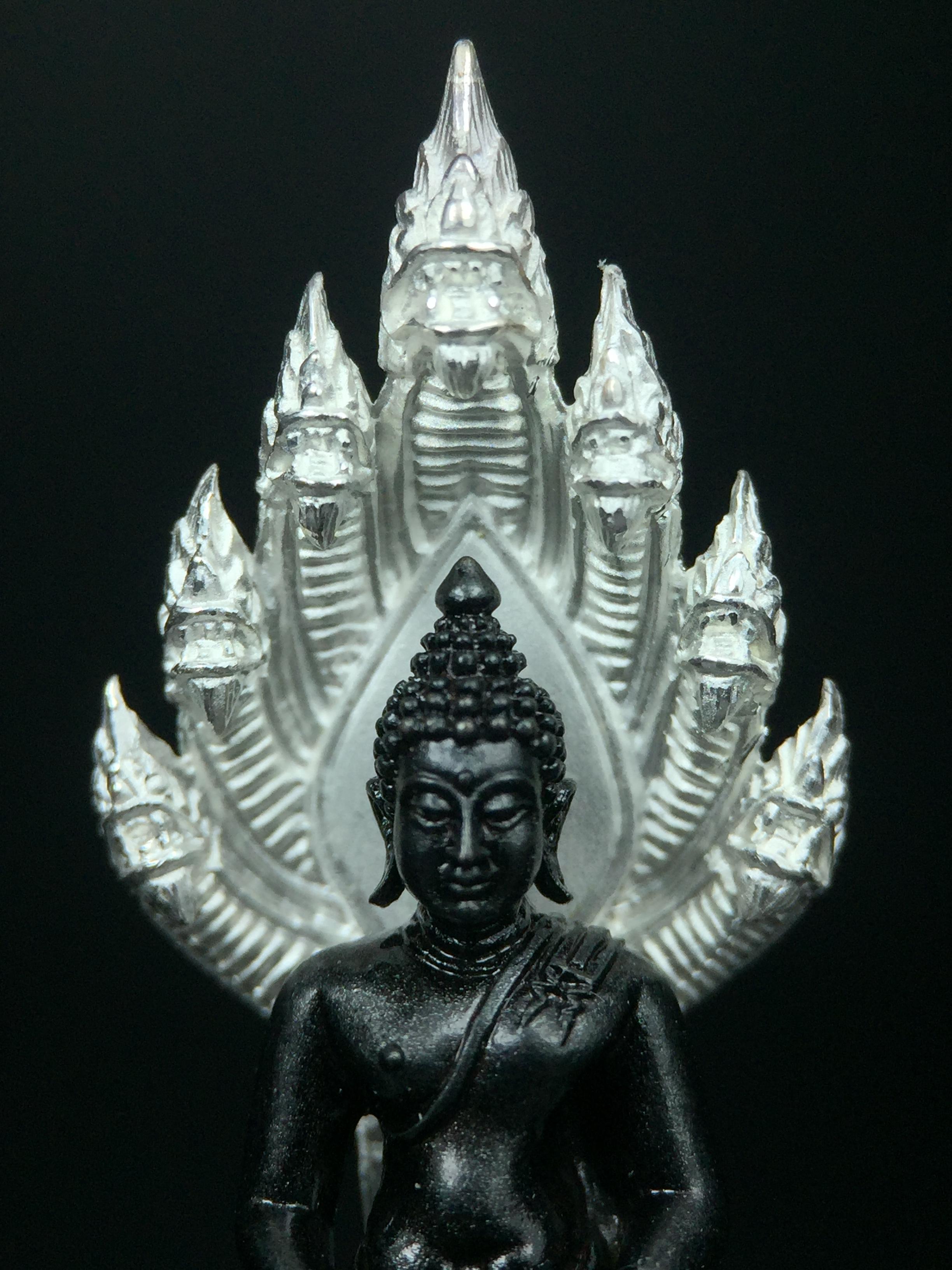 พระนาคปรก สธ. รุ่นสร้างพระอุโบสถเฉลิมพระเกียรติ 4 รอบ 84 พรรษา สมเด็จพระเทพรัตนราชสุดาฯ วัดบวรนิเวศวิหาร ปี 2543 พิมพ์ใหญ่ องค์พระเนื้อนวโลหะ ฐานนาคปรกเนื้อเงิน(สภาพ สวย )พิธีใหญ่ พุทธศิลป์งดงาม หายาก (1 ใน 1999 องค์)