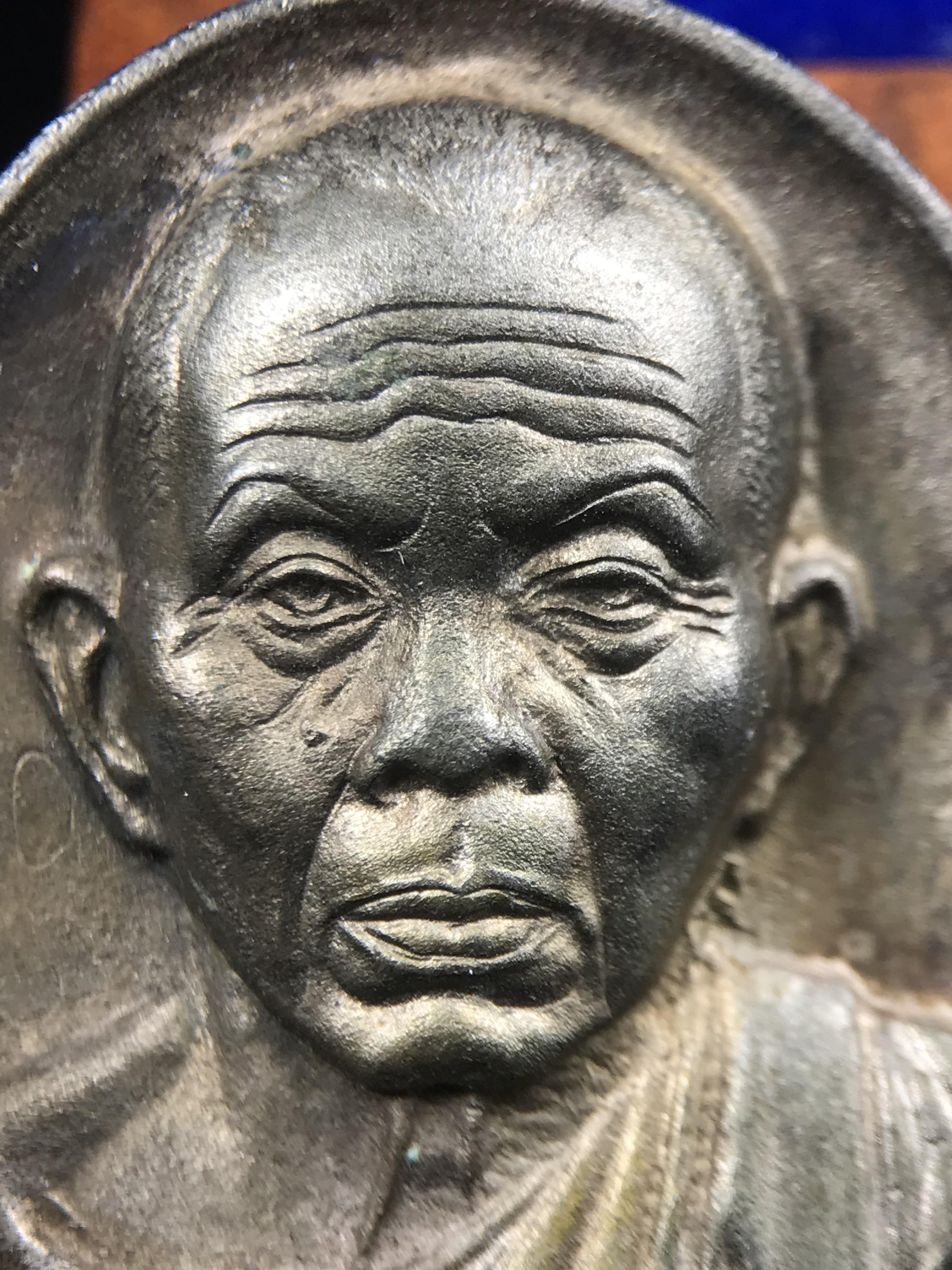 เหรียญรูปเหมือนพระญาณวิทยาคมเถร (หลวงพ่อคูณ ปริสุทโธ)ชุดกาญจนาภิเษกครองราชย์ครบ 50 ปี วัดบวรนิเวศวิหาร ปี 2538 เหรียญหล่อเนื้อนวโลหะ(พิเศษกรรมการมีรอยจาร ตอกโค๊ดหมายเลข ๓๒๗)(หายากพบเจอน้อยมาก)(พร้อมกล่องบรรจุเดิมลายไม้สีน้ำตาลมีตรากาญจนา) พิธีใหญ่