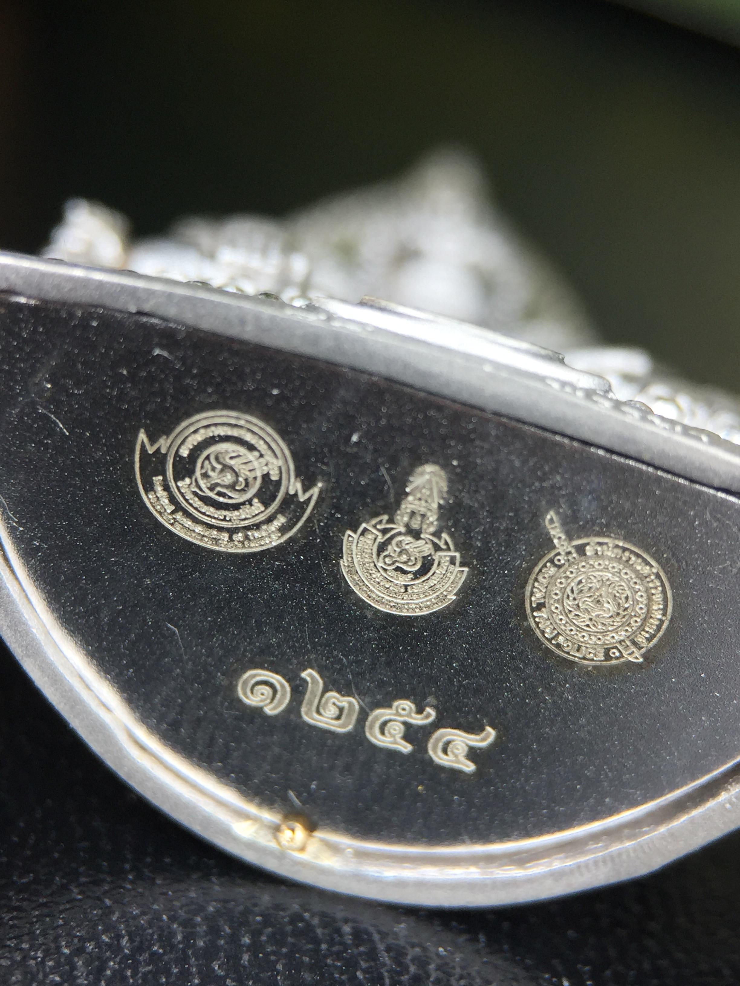 พระพุทธชินราช(จำลอง) ภปร. 84 พรรษา เนื้อเงินชุบทองคำขาว พิมพ์ใหญ่ขนาดหน้าตัก 3/4 นิ้ว(พระราชทานมวลสาร จิตรลดาและเส้นพระเจ้า(เส้นผม))รัชกาลที่9)พุทธศิลป์ทรงคุณค่าอีกหนึ่งรุ่นยอดนิยม(1ใน 3000 องค์)