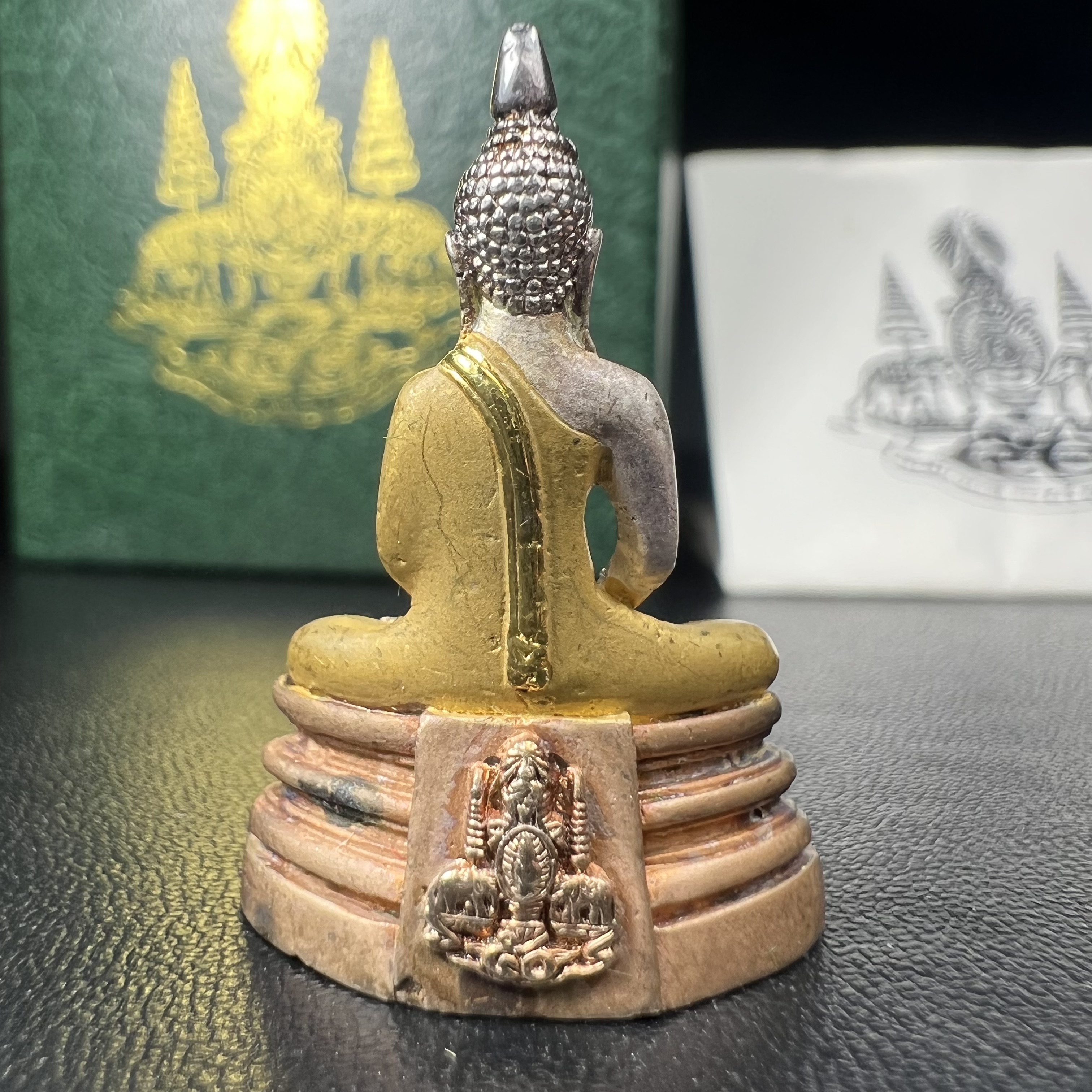 พระพุทธโสธร ภปร. รุ่นย้อนยุค สร้างพระอุโบสถ สมาคมชาวฉะเชิงเทรา จัดสร้าง ปี 2539 วโรกาสครองสิริราชสมบัติครบ 50 ปี เนื้อเงินสามกษัตริย์ทรายนวลขัดเงาบางส่วน(ผิวเดิม) พร้อมกล่องบรรจุและใบรับรองเดิม