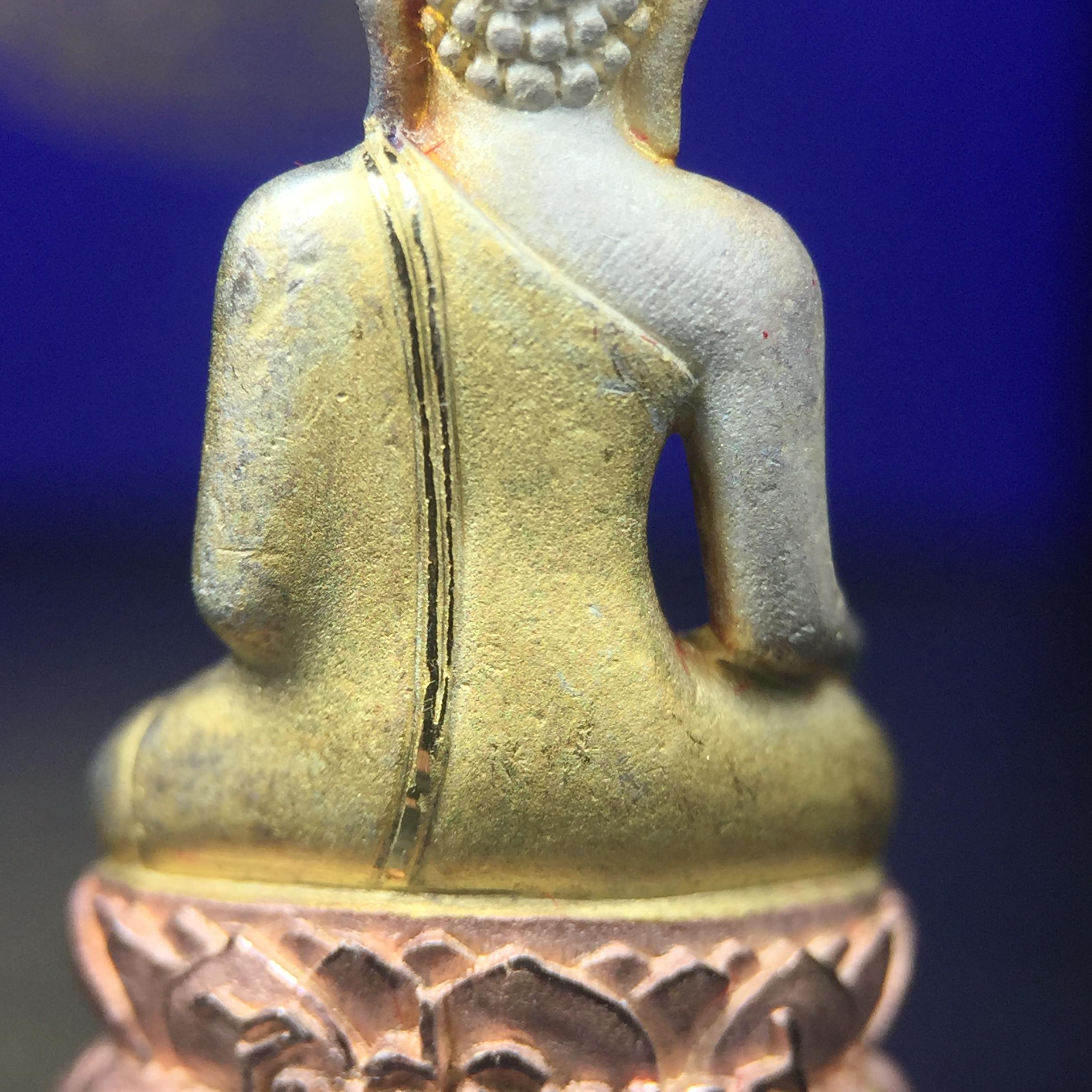 พระกริ่งไพรีพินาศ ครองสิริราชสมบัติครบ 50 ปี พ.ศ.2540 เนื้อเงินสามกษัตริย์ ผิวเดิมๆขึ้นสีรุ้งธรรมชาติแบบนิยม(สเน่ห์พระเนื้อเงินสีสันที่ธรรมชาติสรรค์สร้าง)พร้อมกล่องบรรจุเดิมครบ(เข้มขลังทรงอานุภาพยิ่งใหญ่ กำราบศัตรูพ่ายสิ้น พระไพรีพินาศ)(หายาก)1ใน539 องค์