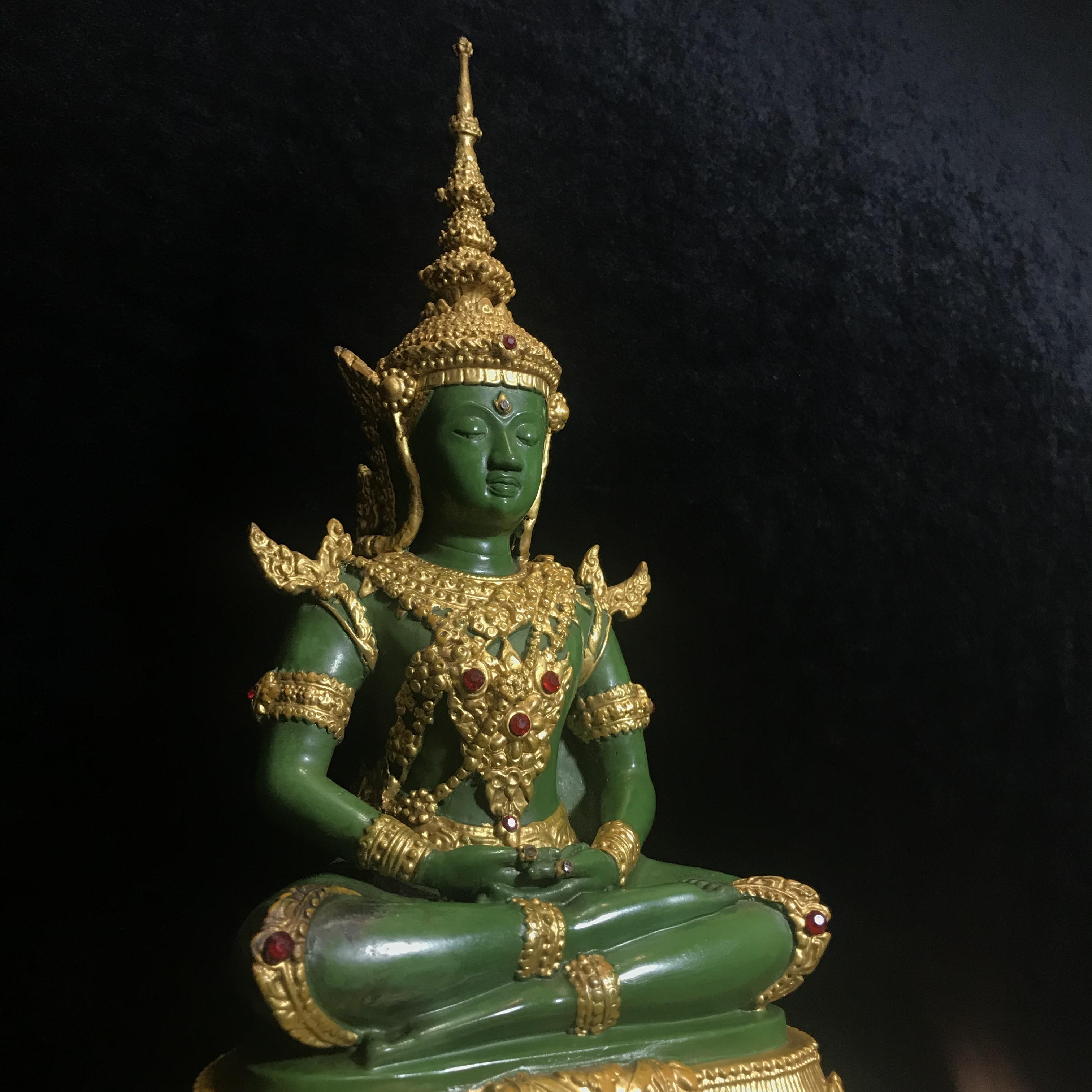 พระพุทธมหามณีรัตนปฏิมากร (จำลอง)พระแก้วมรกต วัดพุทธไทยถาวรวนาราม นครนิวยอร์ก ตรา ภปร. 6รอบ 72พรรษา ในหลวงรัชกาลที่9 ปี2542 ขนาดบูชาหน้าตัก 5นิ้ว หล่อเนื้อโลหะ(ในหลวงรัชกาลที่9 เสด็จเจิมพระสุหร่าย)(1ใน999องค์)