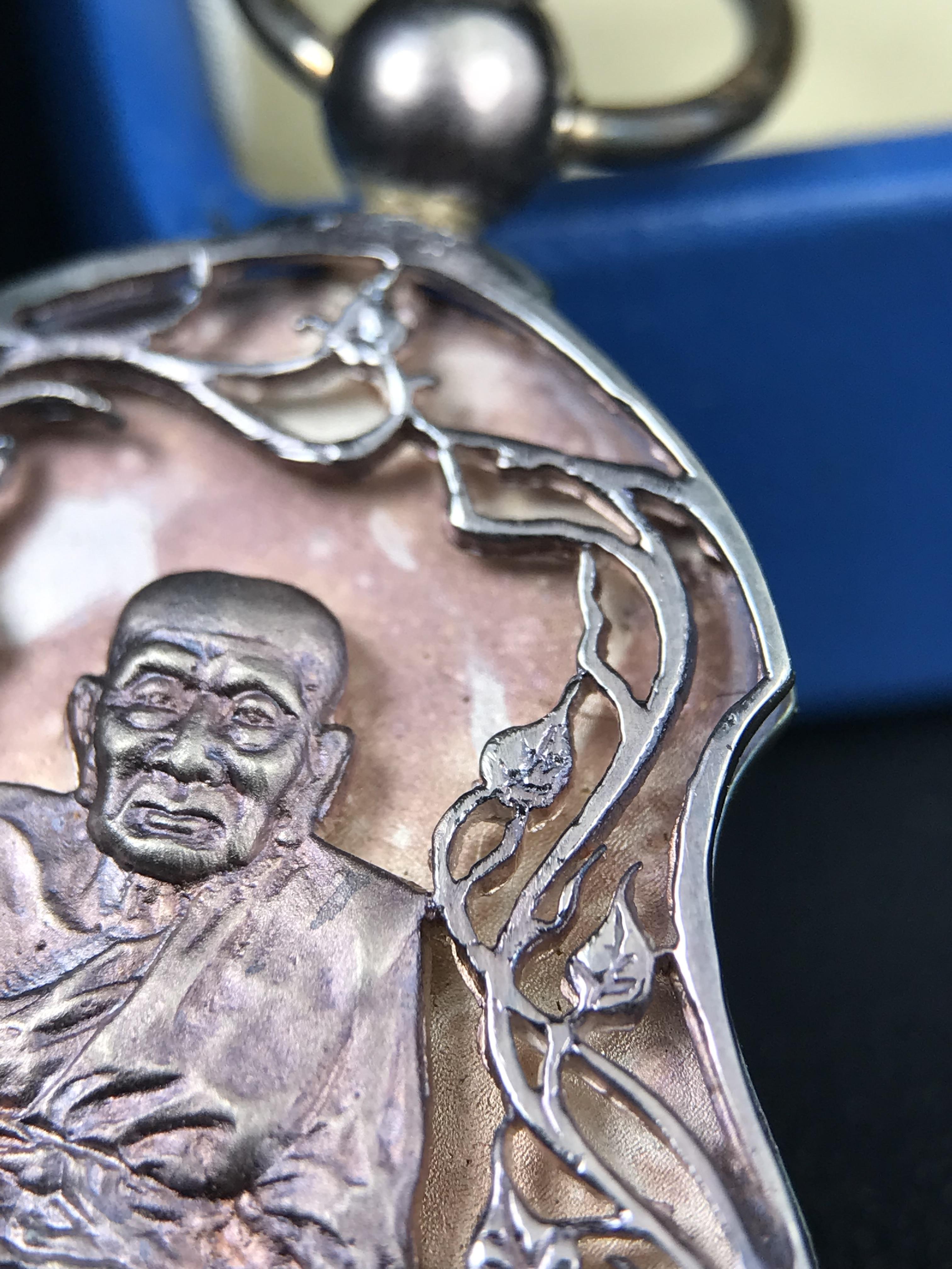 เหรียญหลวงปู่ทวด พระนามาภิไธย สก. แบบงานฉลุโบราณ(HAND MADE) ปี 2544 เนื้อเงิน(ผิวเดิมขึ้นสีรุ้งออกม่วงธรรมชาติสวยมาก) พิธีปลุกเสก ณ อุโบสถวัดช้างให้ และ พิธีมังคลาภิเษก ณ พระอุโบสถ วัดพระศรีรัตนศาสดาราม(วัดพระแก้ว) (1 ใน 2000 เหรียญ)พบเจอน้อยหายากมาก