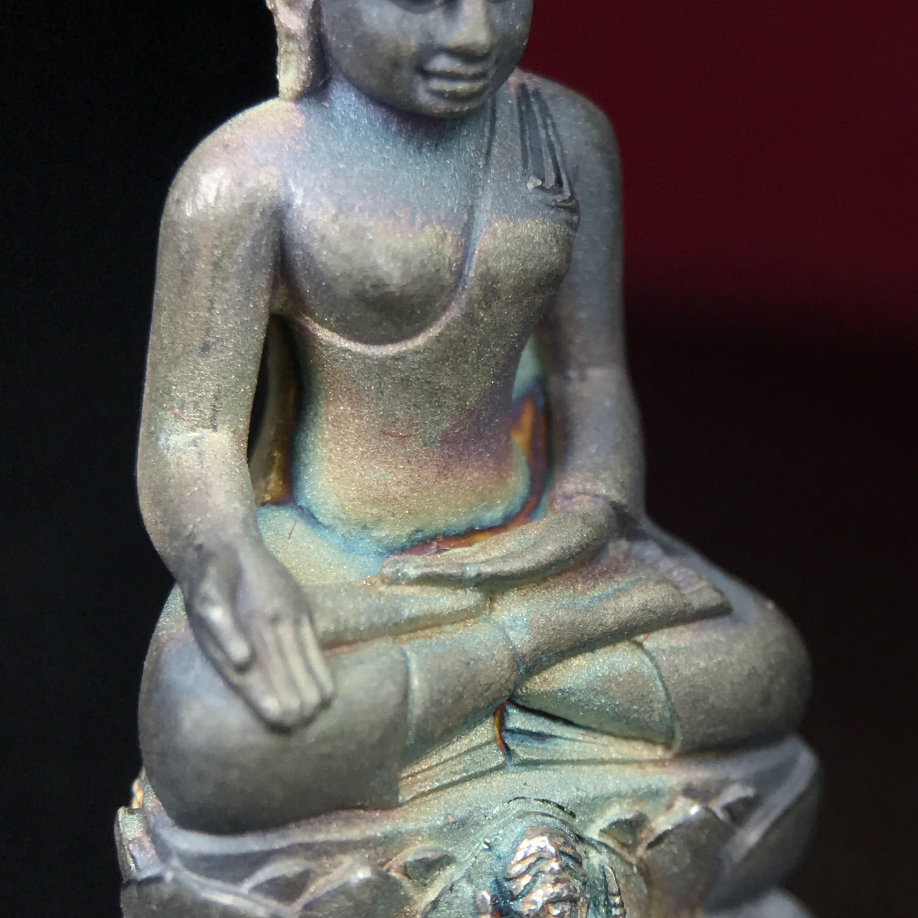 พระกริ่งไพรีพินาศ ตรากาญจนาภิเษก วัดบวรนิเวศวิหาร ที่ระลึกในหลวงรัชกาลที่9 ครองสิริราชสมบัติครบ 50ปี เนื้อเงิน(สภาพผิวเดิมขึ้นสีรุ้งธรรมชาติสวยแบบนิยม)(เสน่ห์พระเนื้อเงินสีสันที่ธรรมชาติสรรค์สร้าง)เข้มขลังทรงอานุภาพยิ่งใหญ่ กำราบศัตรูพ่ายสิ้น พระไพรีพินาศ