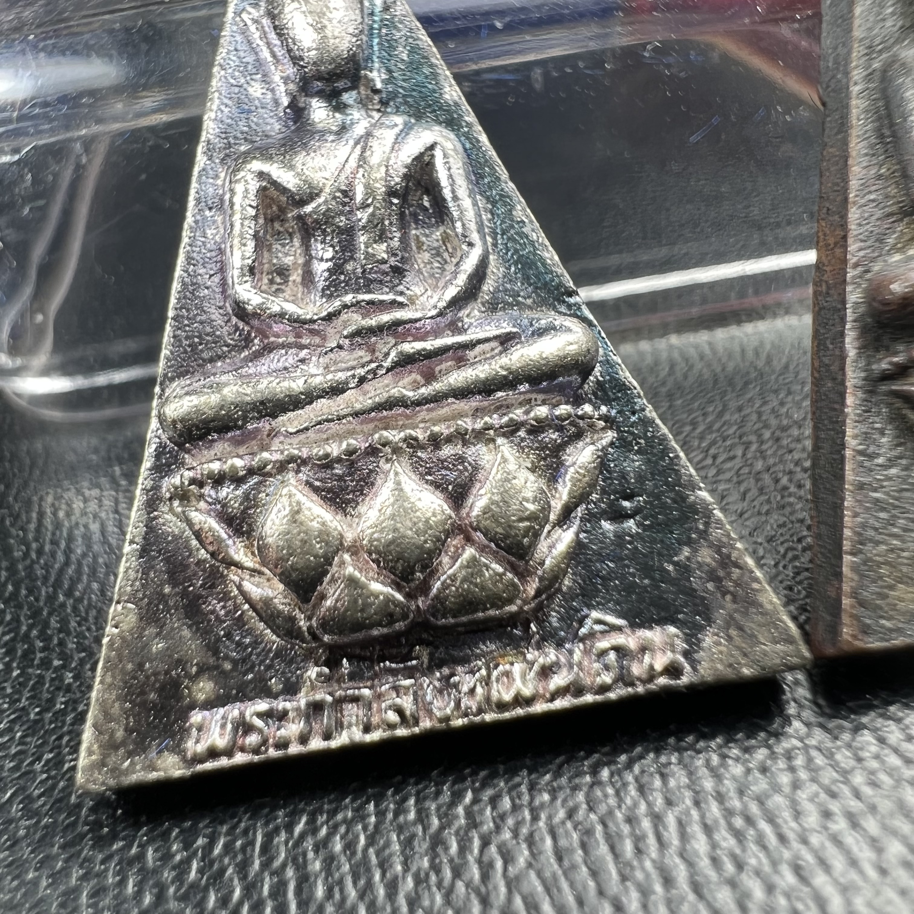 พระกำลังแผ่นดิน (สมเด็จจิตรลดา2) จัดสร้างเฉลิมพระเกียรติ ร.9 ครองราชย์ 50 ปี 2539 เนื้อเงิน(ผิวเดิมกลับดำ รุ้งๆสวย)+เนื้อนวโลหะ(สร้างน้อยหายาก)พร้อมกล่องบรรจุเดิมครบสมบูรณ์(1ใน2539องค์)