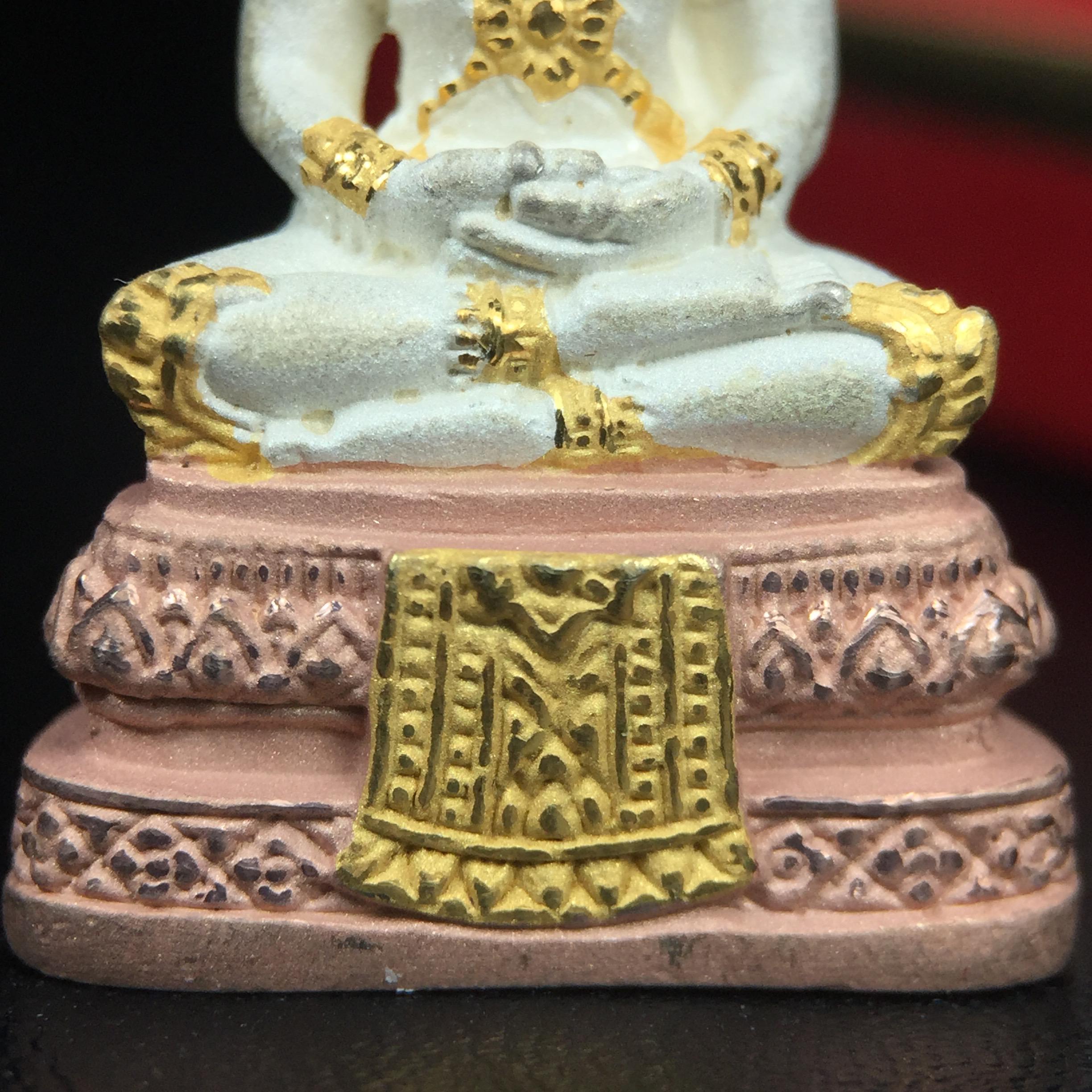 พระพุทธมหามณีรัตนปฏิมากร (พระแก้วมรกต) มหาจุฬาลงกรณราชวิทยาลัย(มจร.) วังน้อย พระนครศรีอยุธยา ปี 2543 พิธีมหาพุทธาภิเษก ณ วัดพระศรีรัตนศาสดาราม (วัดพระแก้ว) ในพระบรมมหาราชวัง เนื้อเงินสามกษัตริย์ (ตอกโค๊ตหมายเลข 181)