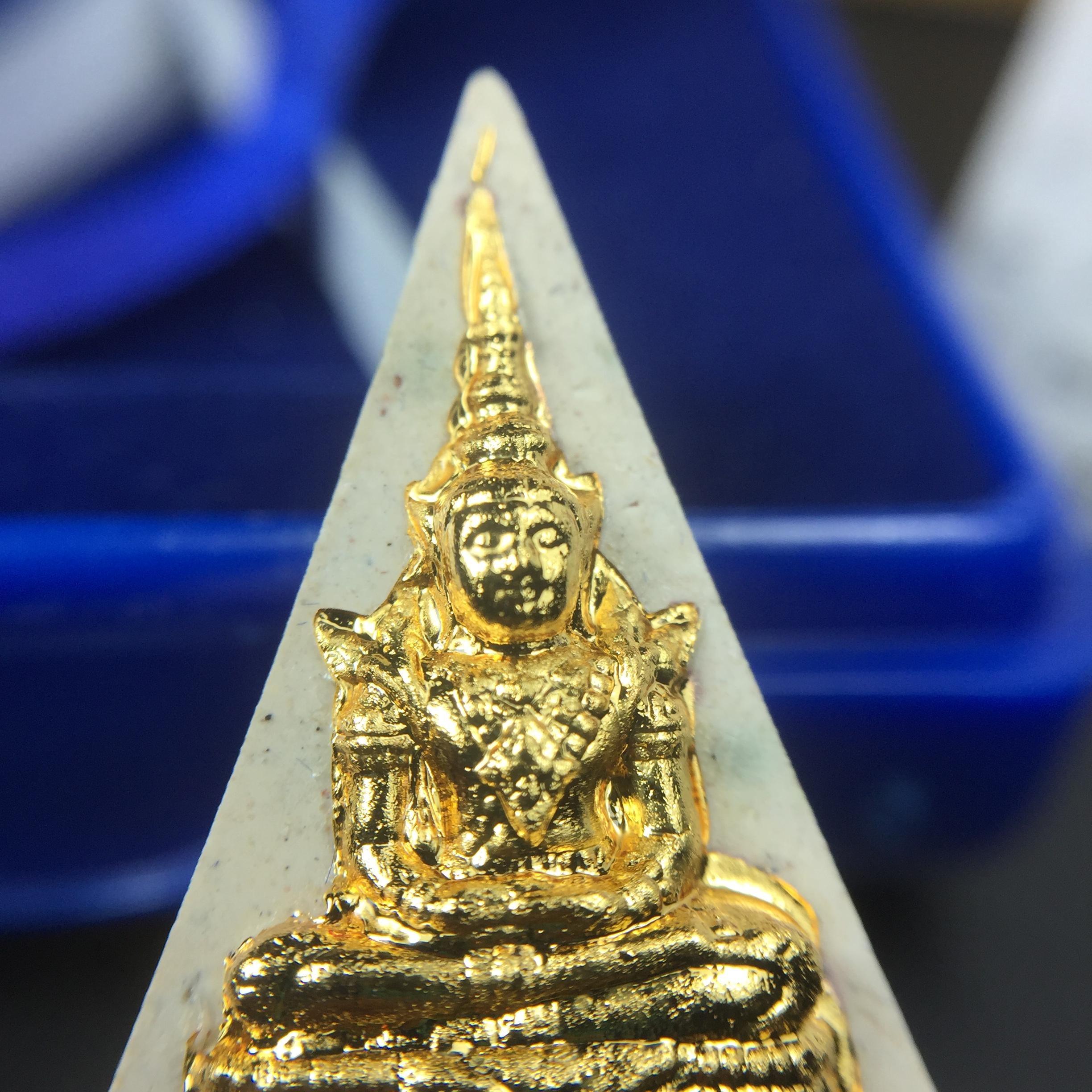 พระแก้วมรกต(จำลอง)ทรงเครื่องฤดูร้อน พระผงบูชา ด้านหน้าปิดทอง ด้านหลังตราสัญลักษณ์ฉลองสิริราชสมบัติครบ 60ปี เนื้อเงินขึ้นสีรุ้งธรรมชาติสร้างสรรค์งดงาม(รุ่นนี้ได้พระราชทานเส้นพระเจ้า(เส้นผม)รัชกาลที่9ในการจัดสร้าง)