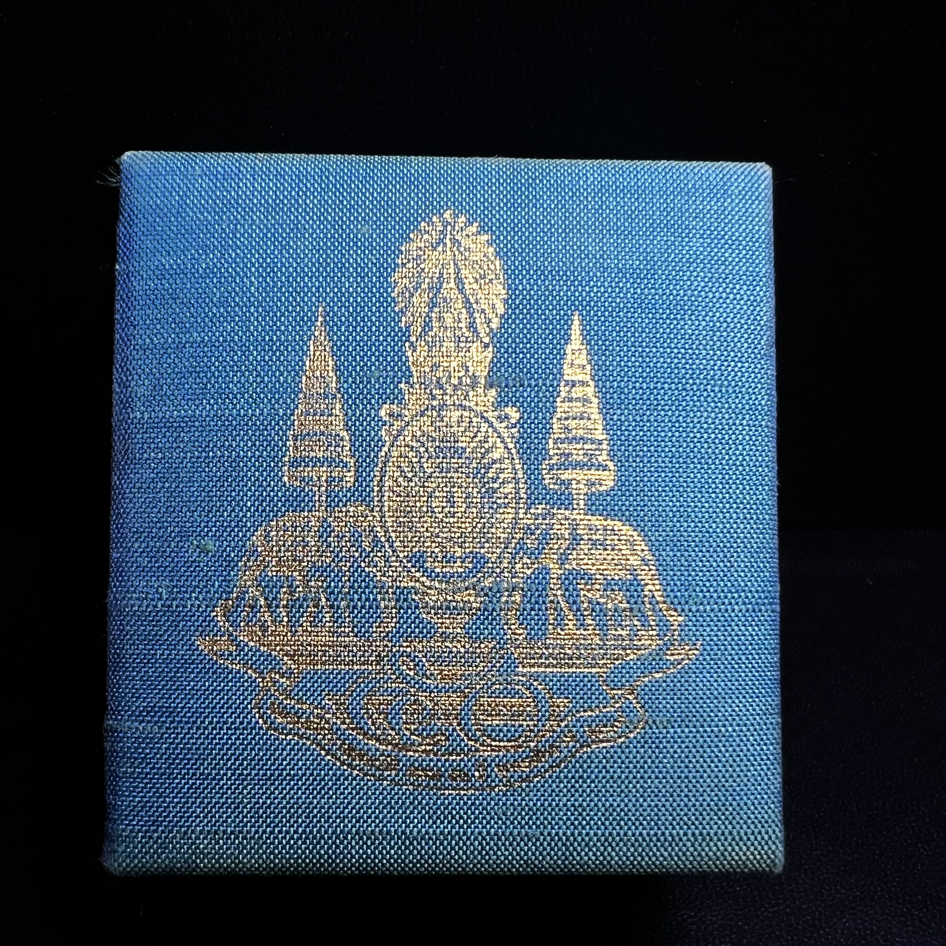 เหรียญพระพิฆเนศวร ญสส. ชุดกาญจนาภิเษกครองราชย์ 50 ปี พุทธศักราช 2538 พิมพ์ใหญ่(2.9 ซม.) เนื้อเงิน(พ่นทรายและขัดเงาบางส่วน) สภาพสวยเดิมพร้อมกล่องบรรจุเดิม ตอกโค๊ดหมายเลขกำกับ(1ใน 5539องค์)