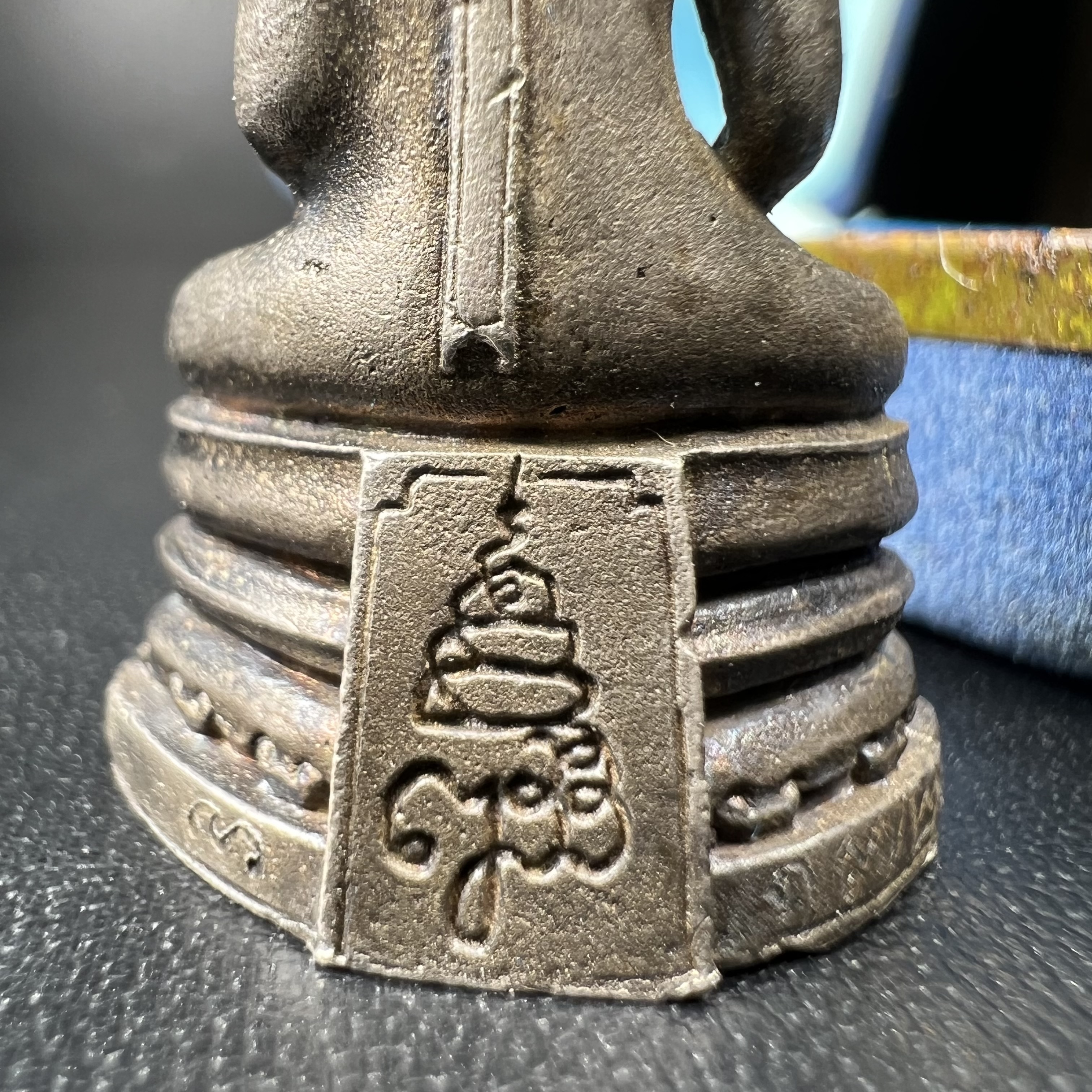 หลวงพ่อพระพุทธโสธร รุ่น ญสส. ปี 2533 พิมพ์ใหญ่เนื้อเงินผสมชนวน ผิวเดิมสวยเข้มขลังพร้อมกล่องบรรจุเดิมครบ(สมเด็จพระญาณสังวร สมเด็จพระสังฆราช เสด็จเป็นองค์ประธานเททอง)พระดีพิธีใหญ่ชนวนมวลสารเข้มขลังและเป็นอีกหนึ่งผลงานของนายช่างเกษม มงคลเจริญ งดงามทรงคุณค่า