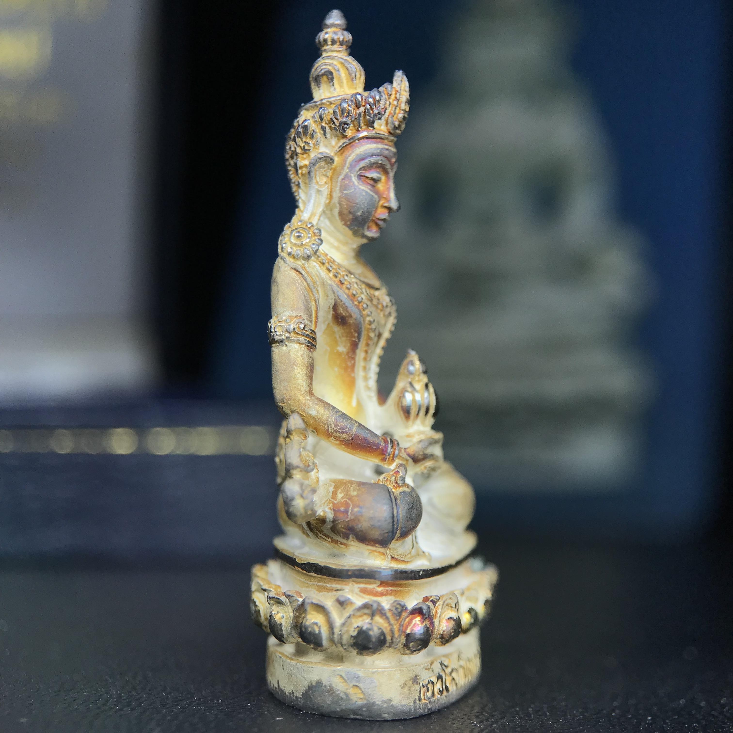 พระกริ่งอวโลกิเตศวร ( เจ้าแม่กวนอิม ) วัดโพธิ์แมนคุณาราม รุ่นอุดมโภคทรัพย์ พ.ศ.2539 เนื้อเงินพ่นทราย(ผิวเดิม ขึ้นสีรุ้งธรรมชาติ แบบนิยม เสน่ห์ของพระเนื้อเงิน) (พร้อมกล่องบรรจุการ์ดใบรับรองเดิมครบ)(อีกหนึ่งรุ่นยอดนิยม พุทธศิลป์สวยงดงาม)หายาก 1 ใน 5000 องค์