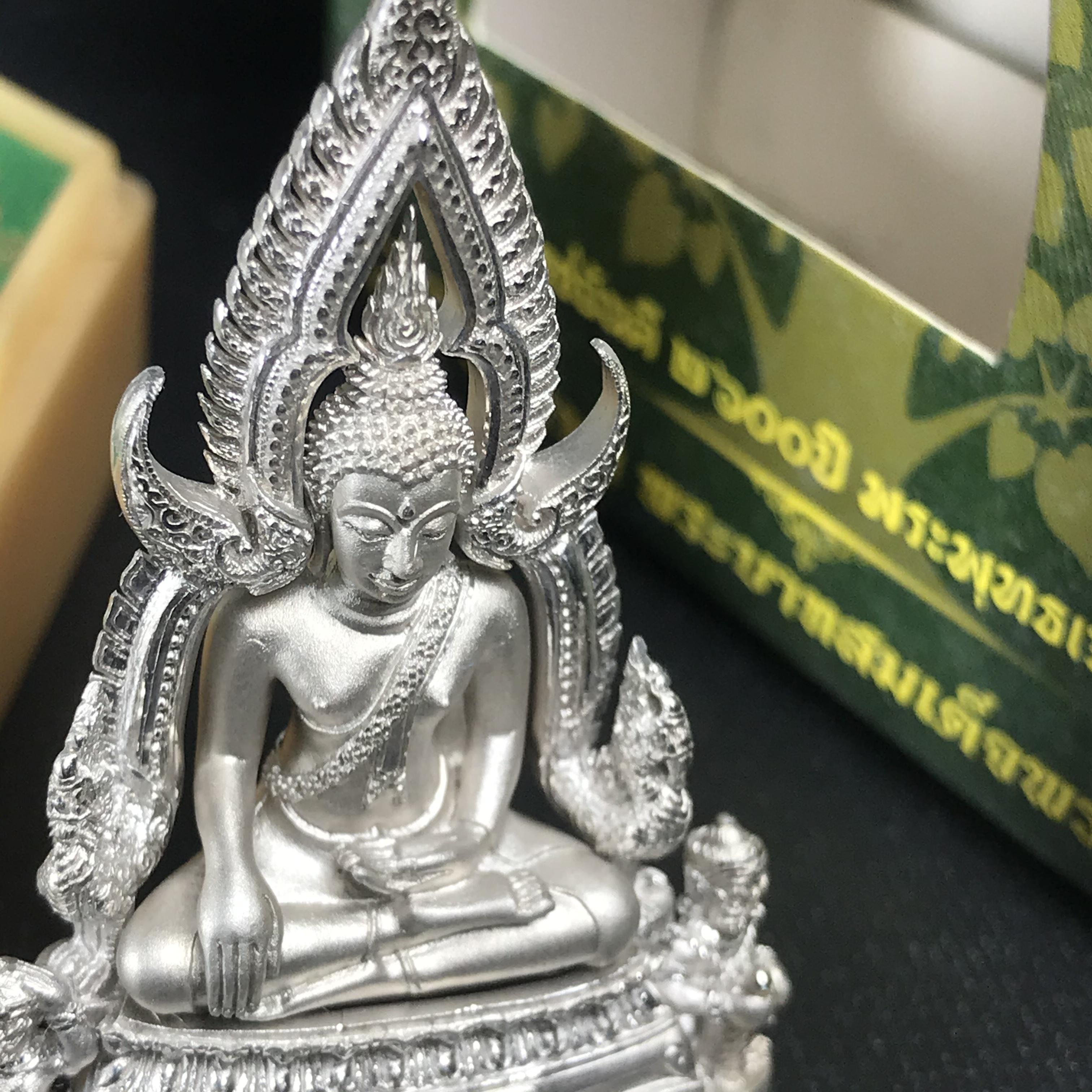 พระพุทธชินราช(จำลอง) ภปร 84 พรรษา เนื้อเงินชุบทองคำขาว พิมพ์ใหญ่ขนาดหน้าตัก 3/4 นิ้ว(1ใน3000องค์) )(พระราชทานมวลสาร จิตรลดาและเส้นพระเจ้า(เส้นผม))