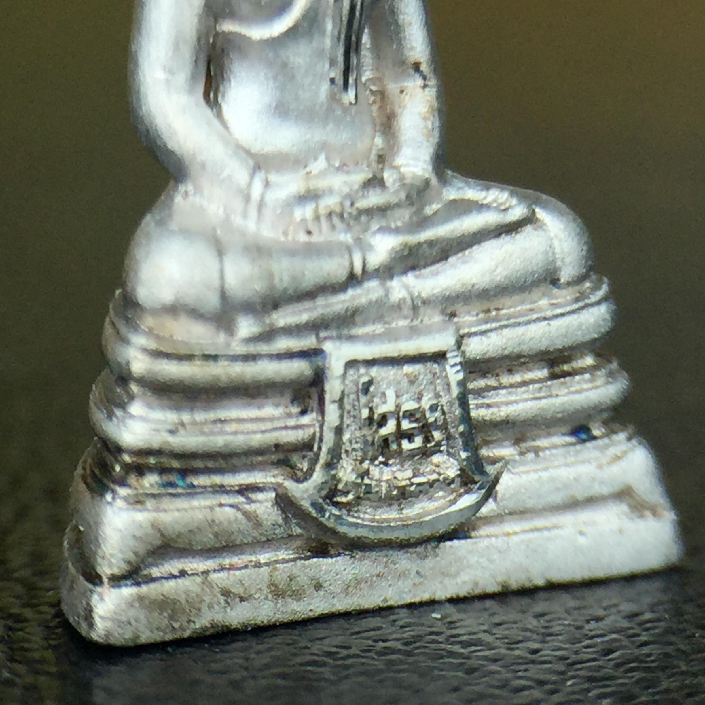 พระพุทธโสธร คุ้มเกล้าฯ ภปร.(ใต้ร่มพระบารมี คุ้มเกล้า) 60ปี รพ.ภูมิพลฯ พ.ศ.2552 เนื้อเงิน ชุบทองคำขาว(ลอยองค์พิมพ์ เล็ก ขนาด 11.5*10.5 มม.) 1 ใน 20000 องค์