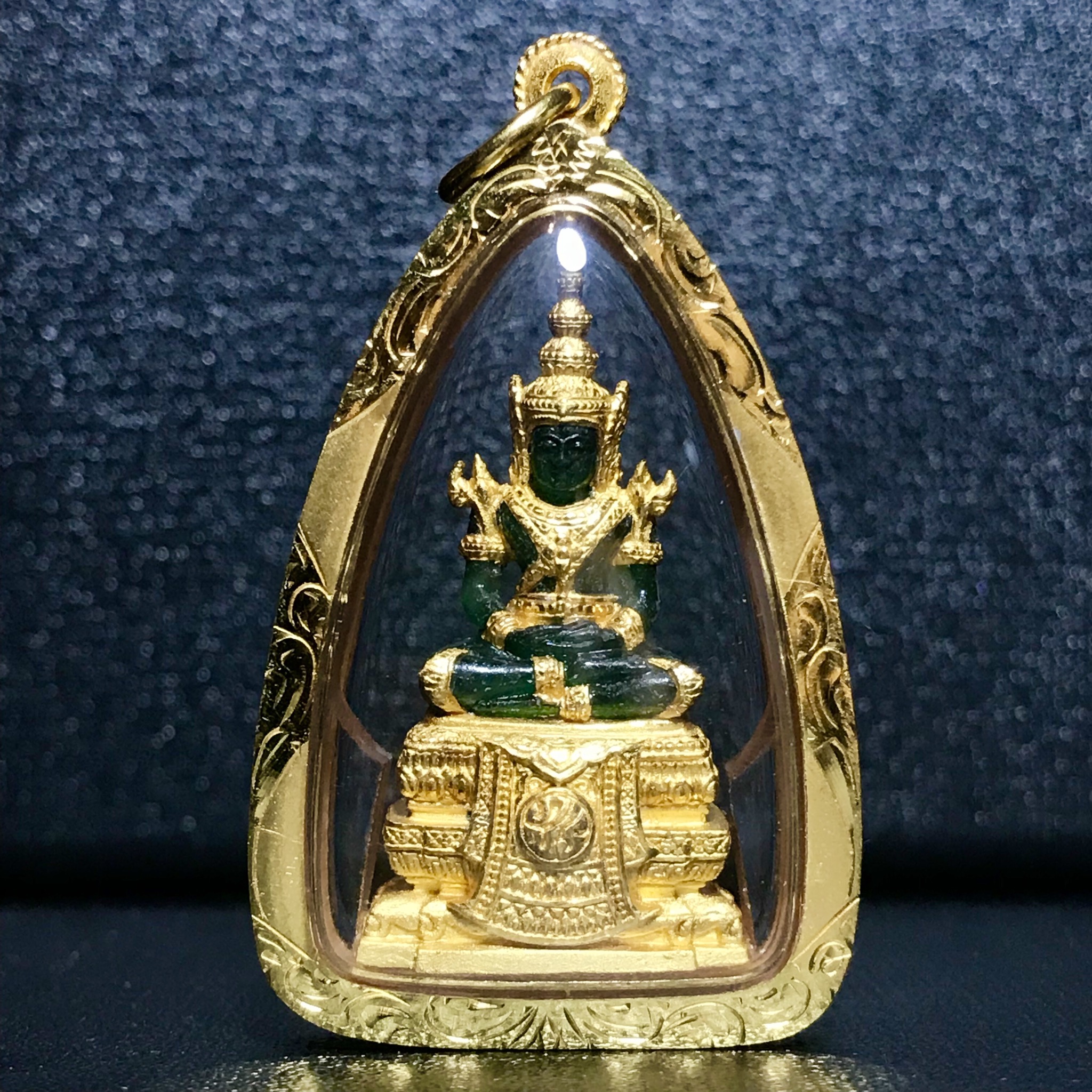 พระแก้วมรกต ภปร. ปี2547 จัดสร้างโดย รพ.ภูมิพลฯ เนื้อเรซิ่นหุ้มทองคำพิมพ์ลอยองค์ หน้าตัก 1/2 นิ้ว เลี่ยมกรอบทองคำแท้พร้อมใช้