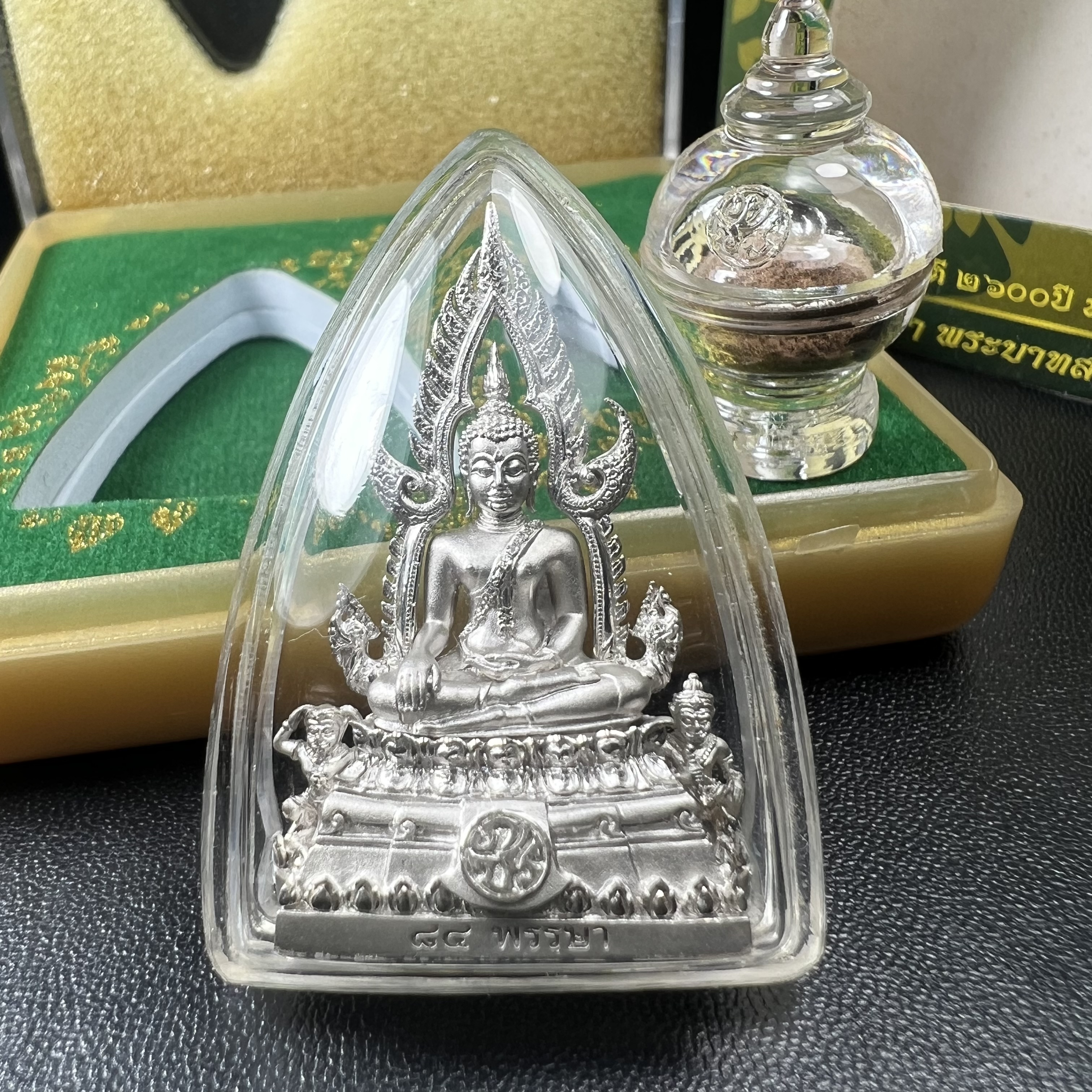 พระพุทธชินราช(จำลอง) ภปร. 84 พรรษา ปี 2554 เนื้อเงินชุบทองคำขาว พิมพ์กลางขนาดหน้าตัก 1/2 นิ้ว(พระราชทานมวลสาร จิตรลดาและเส้นพระเจ้า(เส้นผม)รัชกาลที่9)พุทธศิลป์ทรงคุณค่าอีกหนึ่งรุ่นยอดนิยม