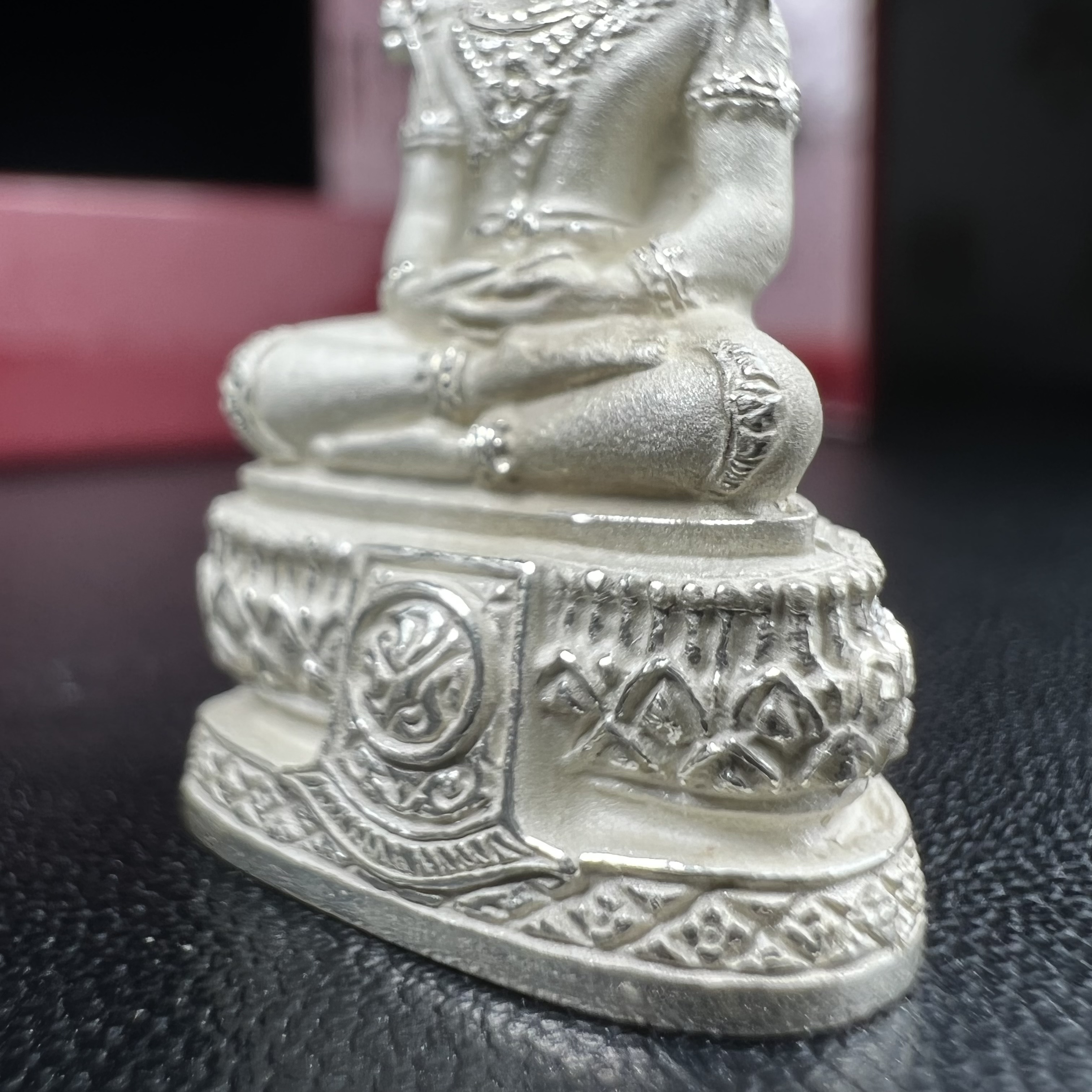 พระแก้วมรกต ภปร.(รุ่นแรก) ปี2545 รุ่นฉลองกรุงรัตนโกสินทร์ครบ 220 ปี พิมพ์ลอยองค์ใหญ่ เนื้อเงินบริสุทธิ์ 92.5% ขนาด 19*35 มม. พร้อมกล่องบรรจุดิม สวยครบสมบูรณ์