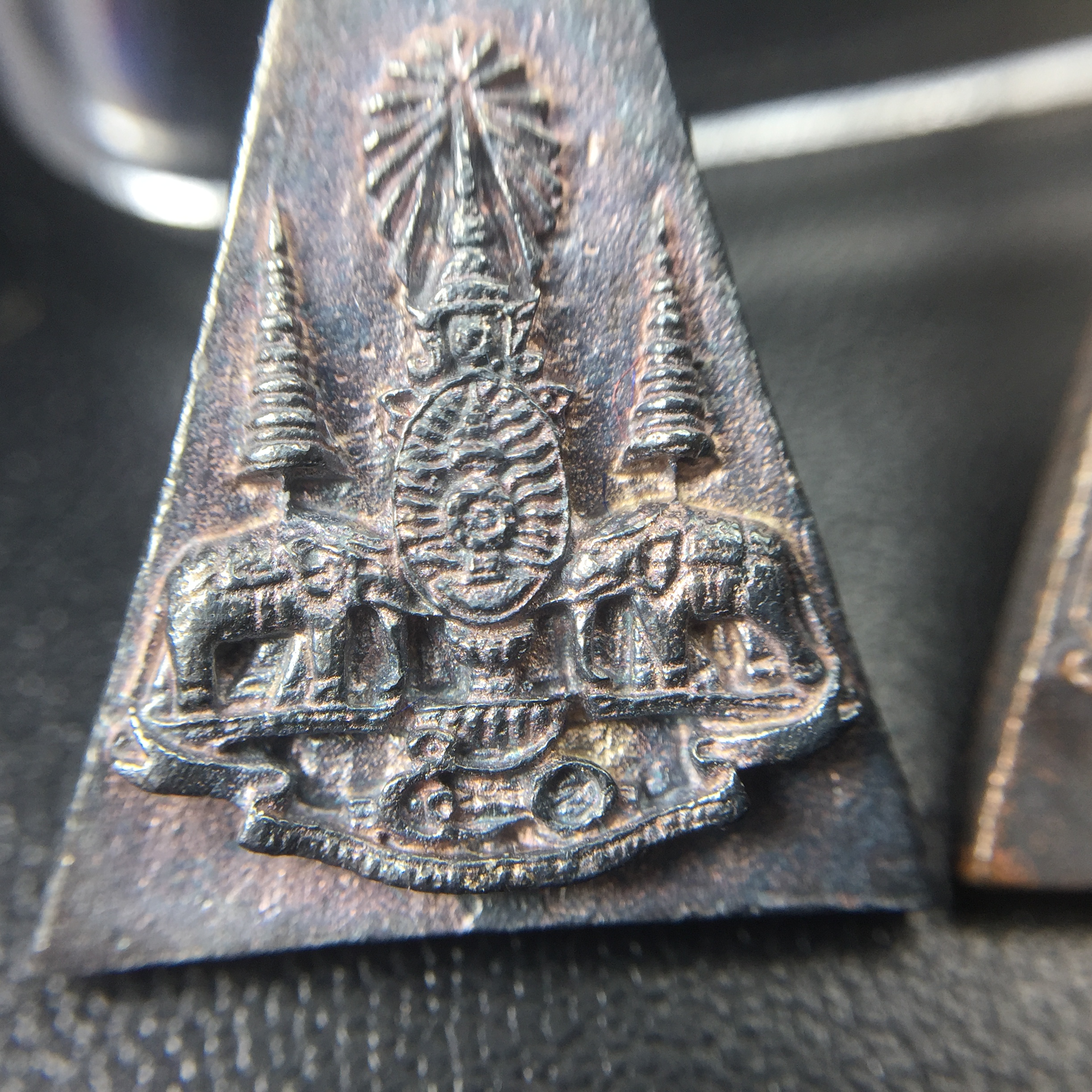 พระกำลังแผ่นดิน (สมเด็จจิตรลดา2) จัดสร้างเฉลิมพระเกียรติ ร.9 ครองราชย์ 50 ปี 2539 เนื้อเงิน(ผิวเดิมกลับดำ รุ้งๆสวย)+เนื้อนวโลหะ(สร้างน้อยหายาก)พร้อมกล่องบรรจุเดิมครบสมบูรณ์(1ใน2539องค์)