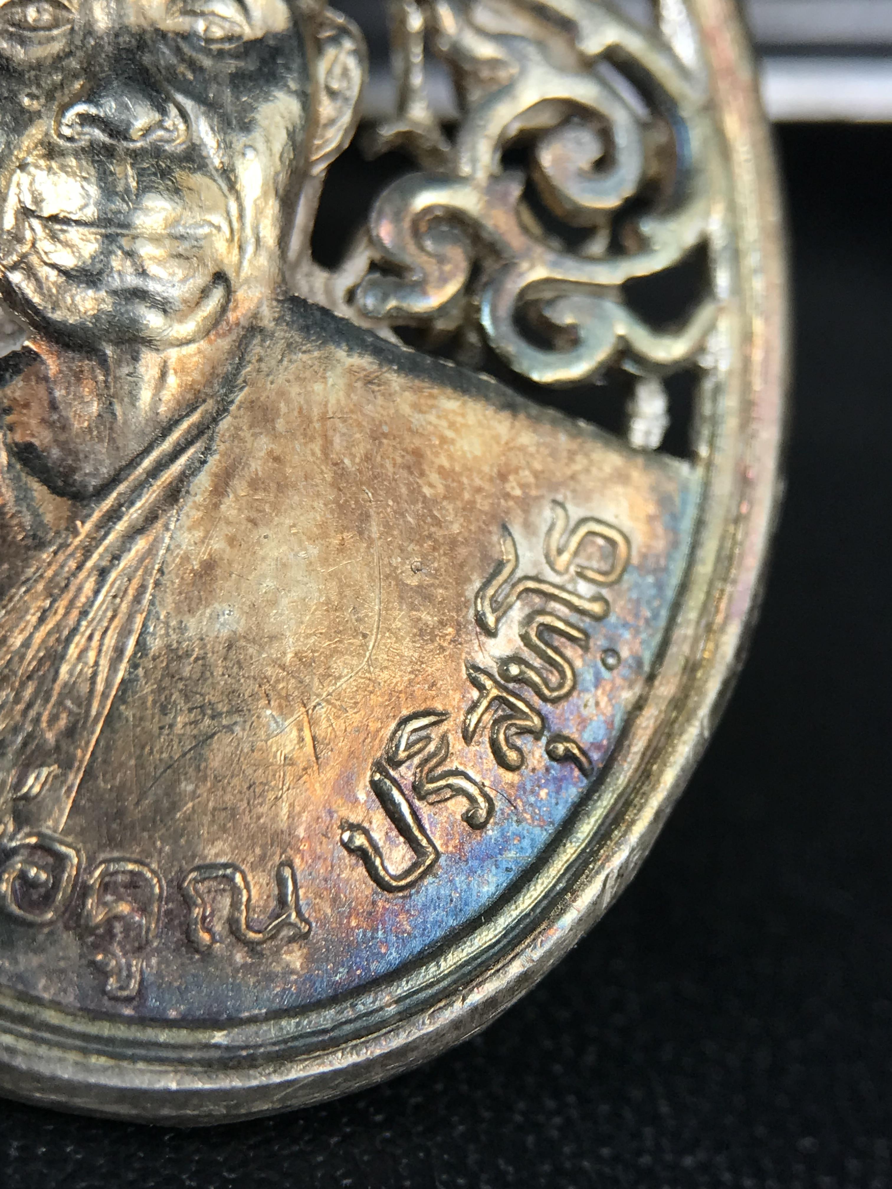 เหรียญหลวงพ่อคูณ ปริสุทโธ วัดบ้านไร่ รุ่น สก. ปี 2536 พิมพ์ลายฉลุ เนื้อเงิน(ผิวเดิมรุ้งสวยมาก) งานมหามงคลเฉลิมพระชนมพรรษา 5 รอบ สมเด็จพระบรมราชินีนาถ จัดสร้างโดย กองพลทหารราบที่๒ ทหารเสือราชินี รักษาพระองค์ (พิธีใหญ่ ประวัติชัดเจน อีกหนึ่งรุ่นยอดนิยม)