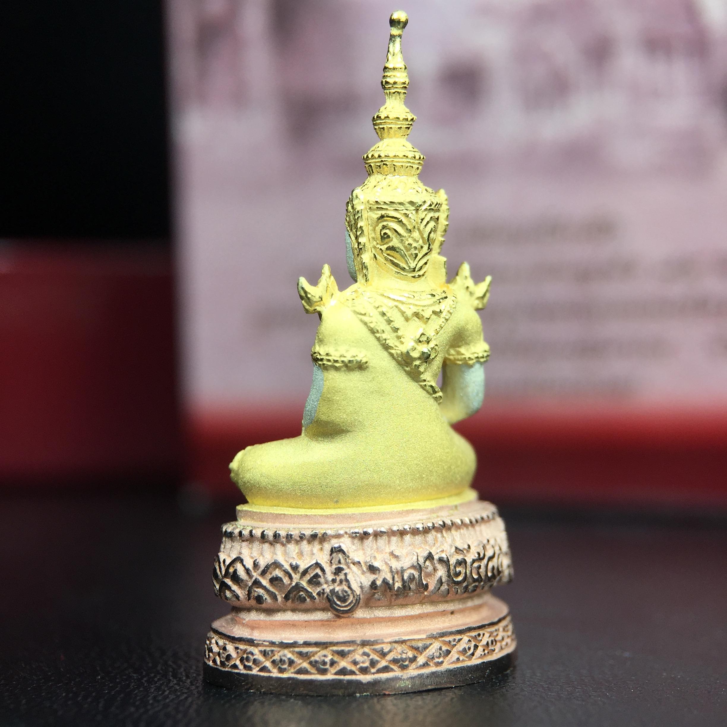 พระแก้วมรกต ภปร.(รุ่นแรก) ปี2545 จัดสร้างในมหาวโรกาส พระบาทสมเด็จพระเจ้าอยู่หัวรัชกาลที่ 9 ครบรอบ 75 พรรษา และฉลองกรุงรัตนโกสินทร์ครบ 220 ปี พิมพ์ลอยองค์ใหญ่ เนื้อเงินบริสุทธิ์ 92.5%(สามกษัตริย์) ขนาด 19*35 มม. พร้อมกล่อง สวยครบสมบูรณ์(องค์หมายเลข ๑๗๒๐)