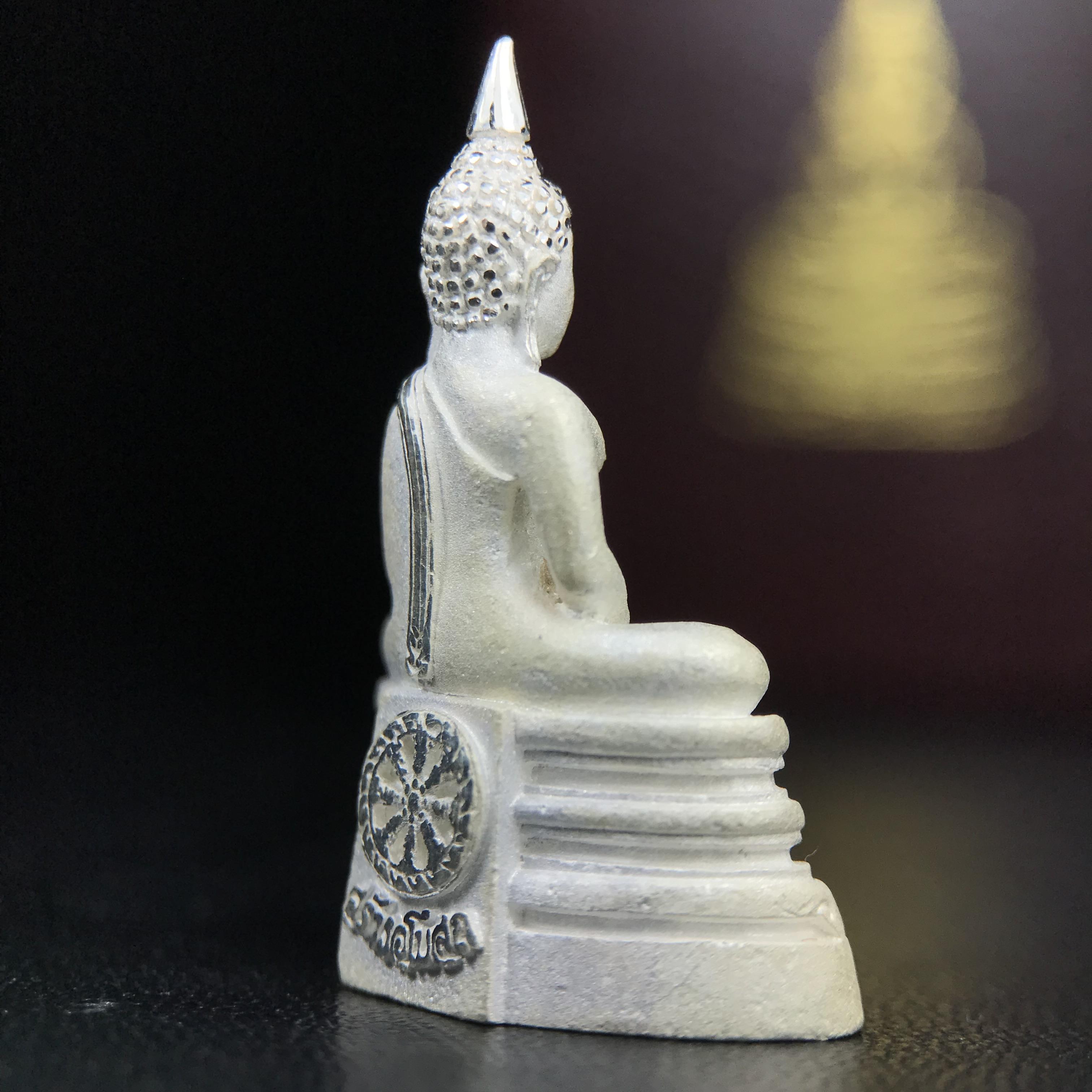 พระพุทธโสธร(หลวงพ่อโสธร) รุ่นสร้างอุโบสถ ปี2539 เนื้อเงินทรายนวลขัดเงาบางส่วน ลอยองค์พิมพ์ใหญ่ สภาพสวยกล่องบรรจุเดิมครบสมบูรณ์(งานแพรนด้า จิวเวลรี่)สวยงดงาม