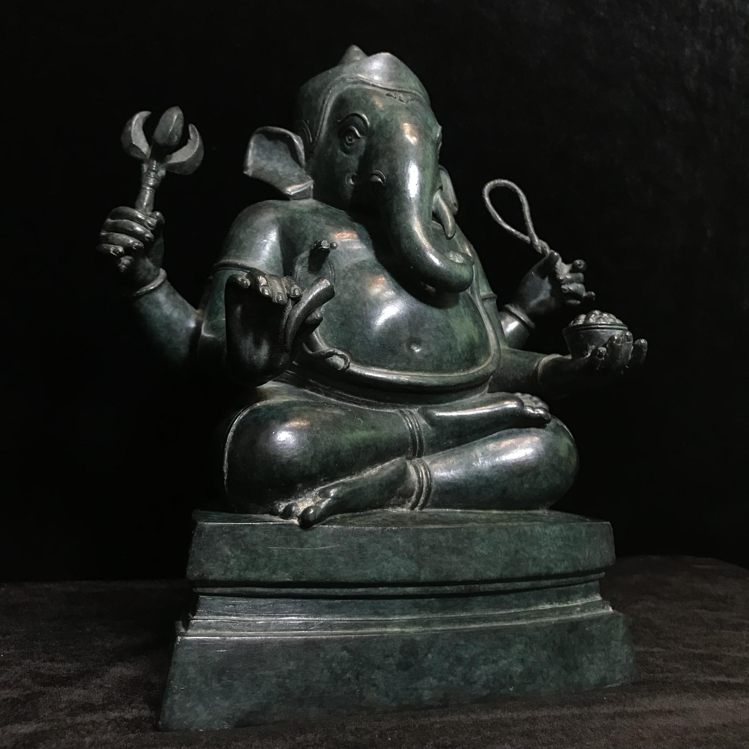 พระพิฆเนศครบรอบ55ปี คณะจิตรกรรม ม.ศิลปากร ปี 2540 เนื้อสำริด สนิมเขียว พาติน่า (Patinas) ขนาด 5x9 นิ้ว เป็นพระพิฆเนศที่งดงามทางด้านศิลปะมาก