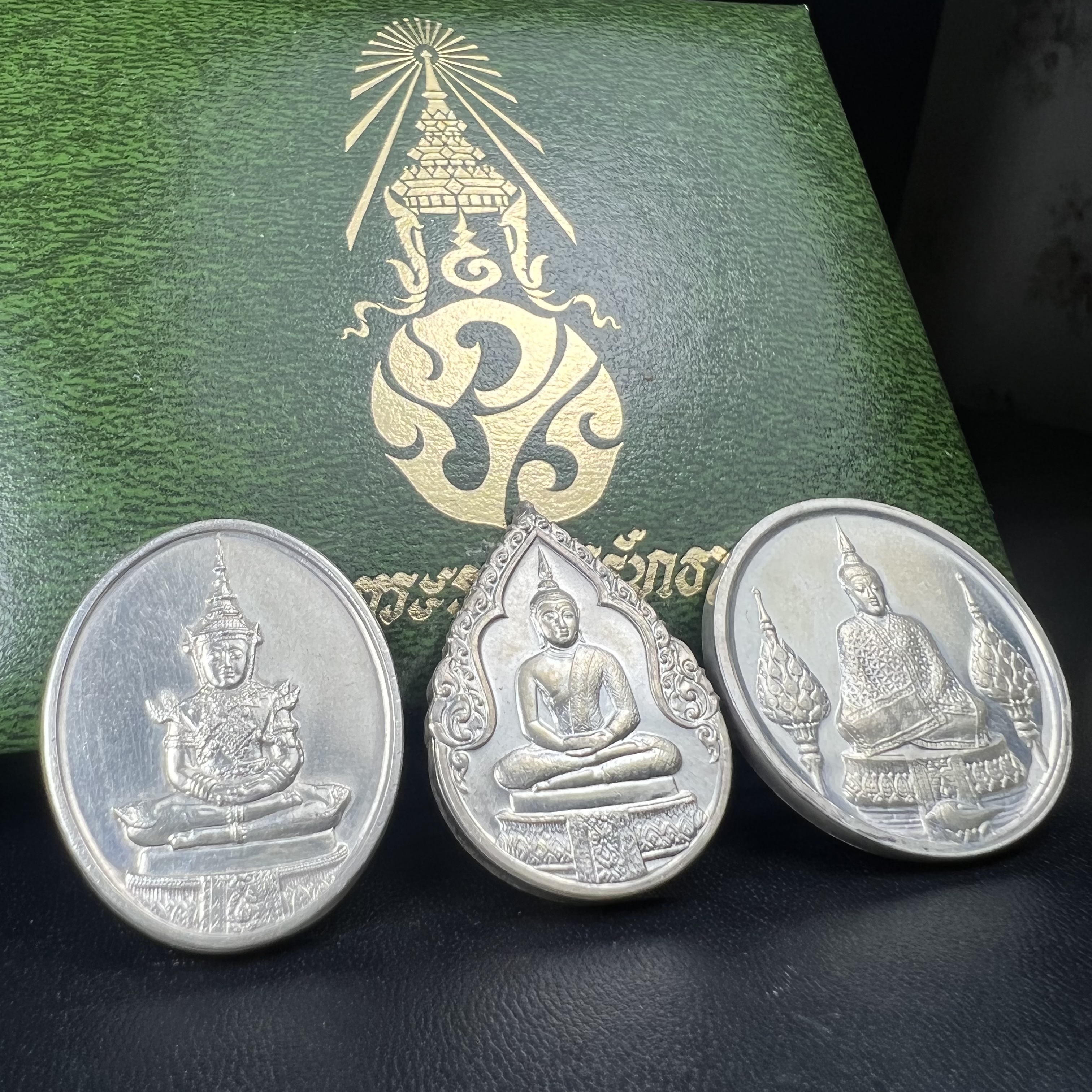 เหรียญพระแก้วมรกตหลัง ภปร ฉลองกรุงรัตนโกสินทร์ครบ 200 ปี พ.ศ.2525 เนื้อเงินกล่องบรรจุเดิมครบ3พิมพ์(บล็อกพระราชศรัธา)(ในหลวงรัชกาลที่9 เสด็จในพิธี)