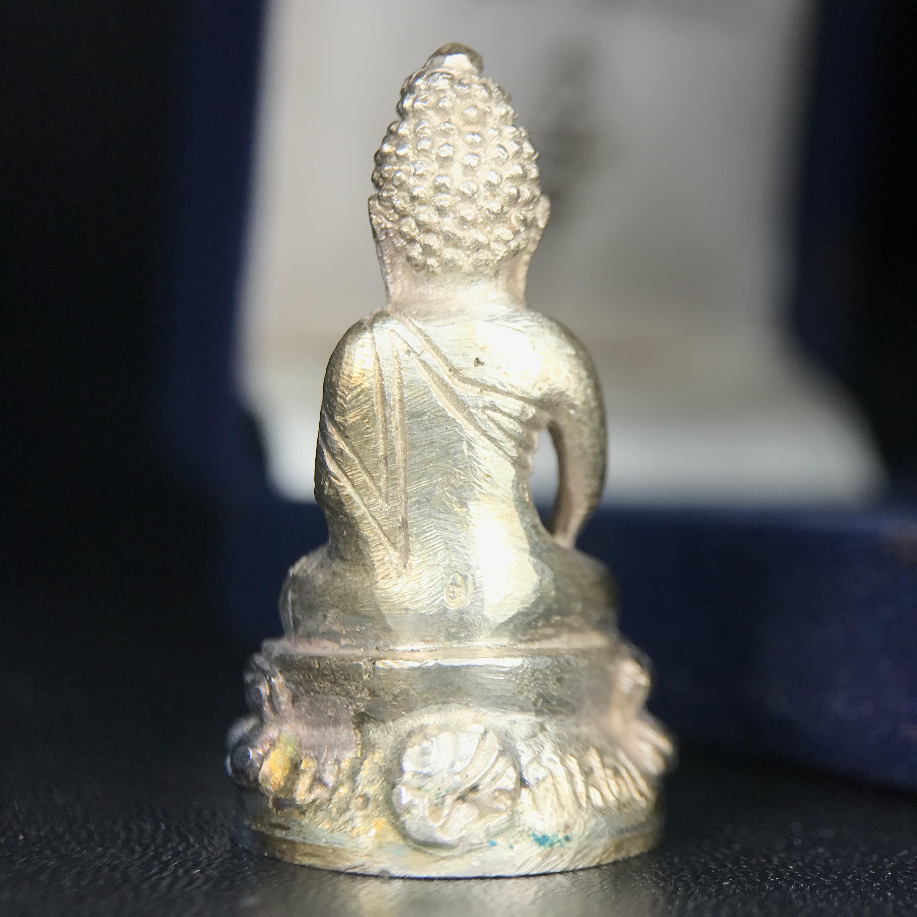 พระกริ่งศาสดา ภปร. วัดบวรนิเวศวิหาร ปี 2532 จัดสร้างในโอกาสสองทศวรรษรามาธิบดี เพื่อศูนย์การแพทย์สิริกิติ์ เนื้อเงิน(ผิวเดิมสวยงาม) (พิธีใหญ่ มวลสารมงคล สวยงามเข้มขลัง)สมเด็จพระญาณสังวร สมเด็จพระสังฆราชฯเสด็จเททอง***ตอกโค๊ตหมายเลข ๑๙๙๔***