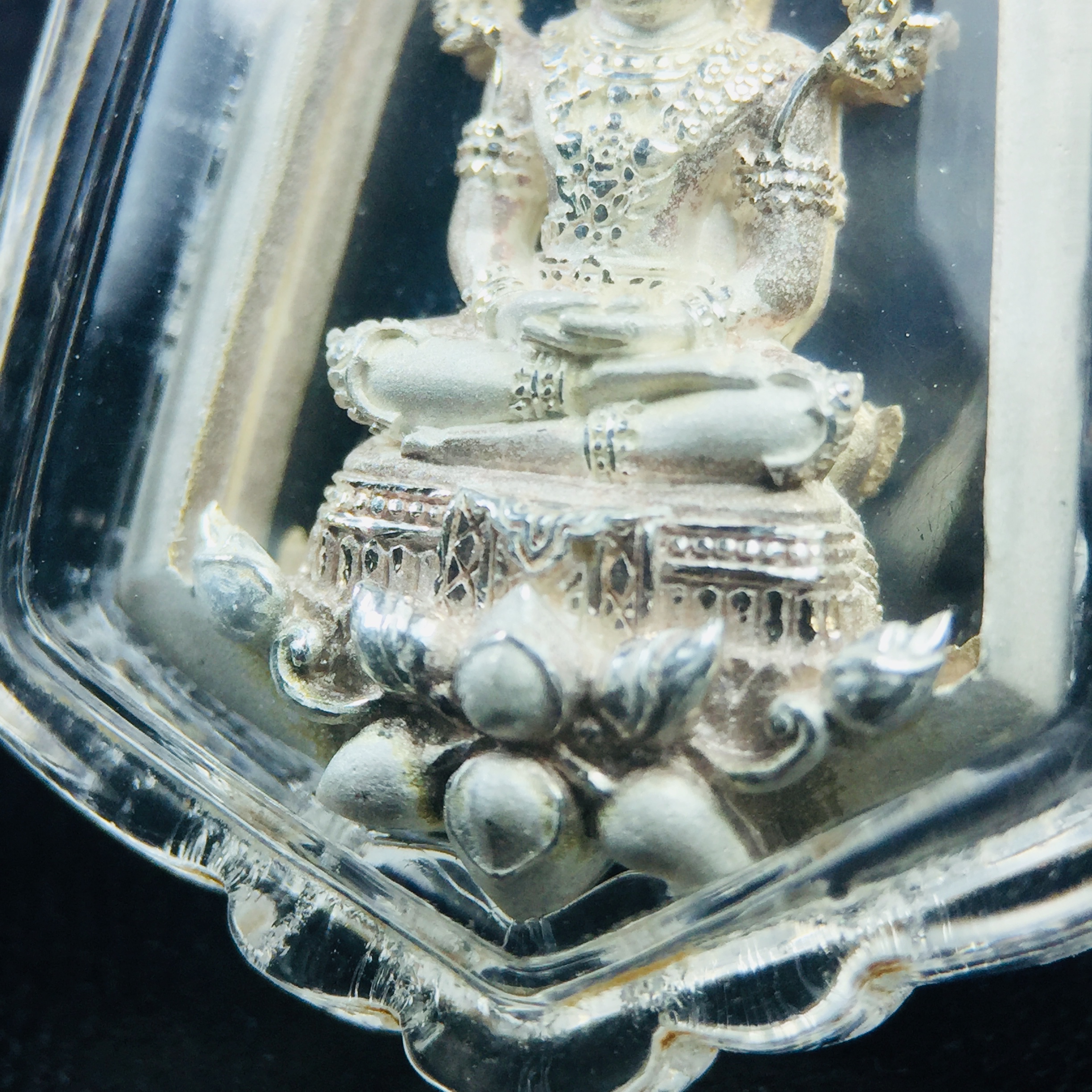 พระแก้วมรกต ภปร. ปี2547 จัดสร้างโดย รพ.ภูมิพลฯ เนื้อเงิน เหรียญทรงซุ้ม งดงามทรงคุณค่าอีกหนึ่งรุ่นยอดนิยม หายาก(1ใน3000องค์)