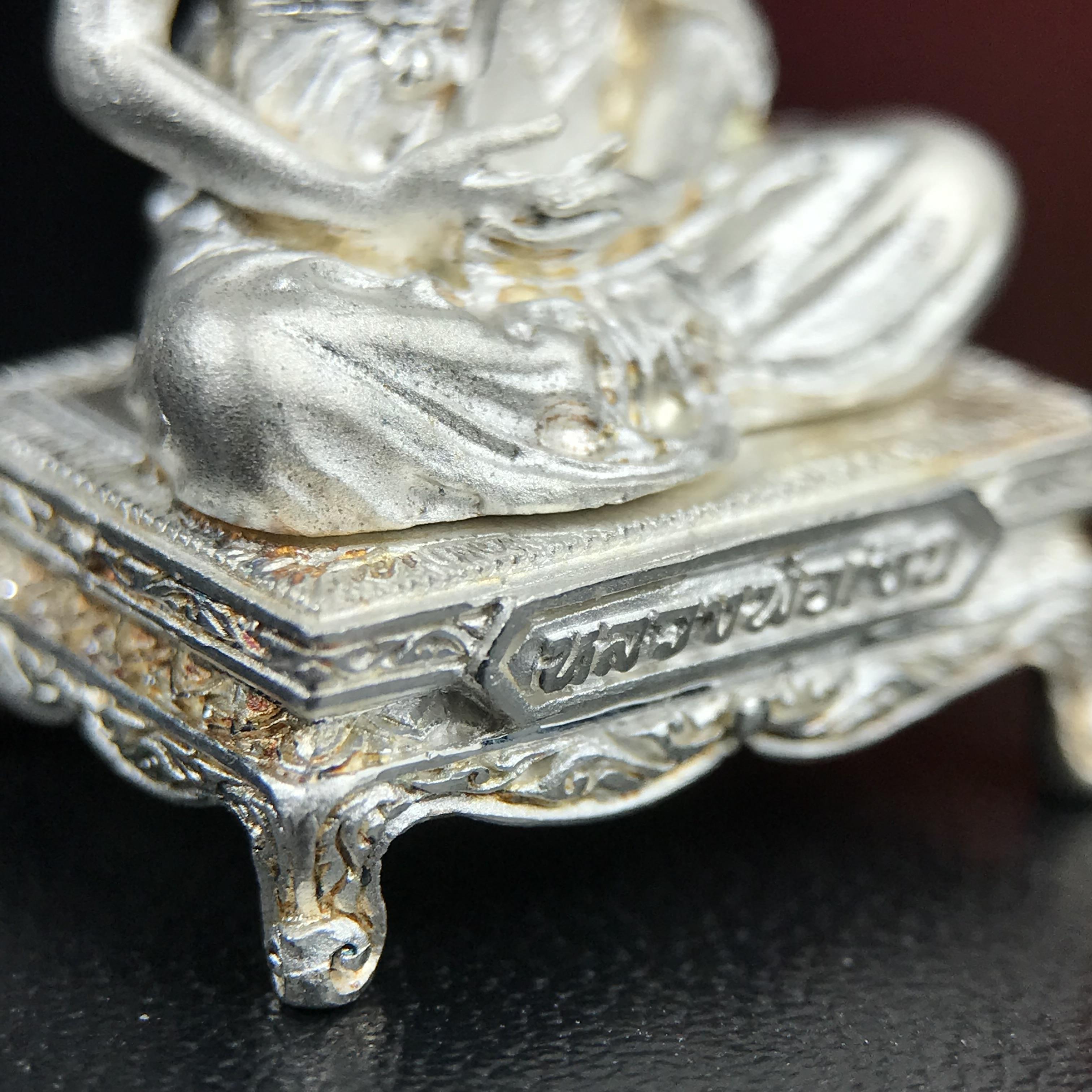 รูปหล่อหลวงพ่อเงิน วัดบางคลาน จ.พิจิตร พิมพ์หน้าเหมือนหลวงพ่อ "รุ่น 91 ปี กรมเสมียนตรา" กระทรวงกลาโหมจัดสร้างในปี 2543 พุทธาภิเษกใหญ่ 3 วัด 3พิธีวัดสุทัศน์ /วัดบางคลาน/วัดพระแก้ว เนื้อเงินปัดเงา(หายาก) พุทธศิลป์งดงามมากหายาก(ตอกโค๊ตหมาย ๑๖)