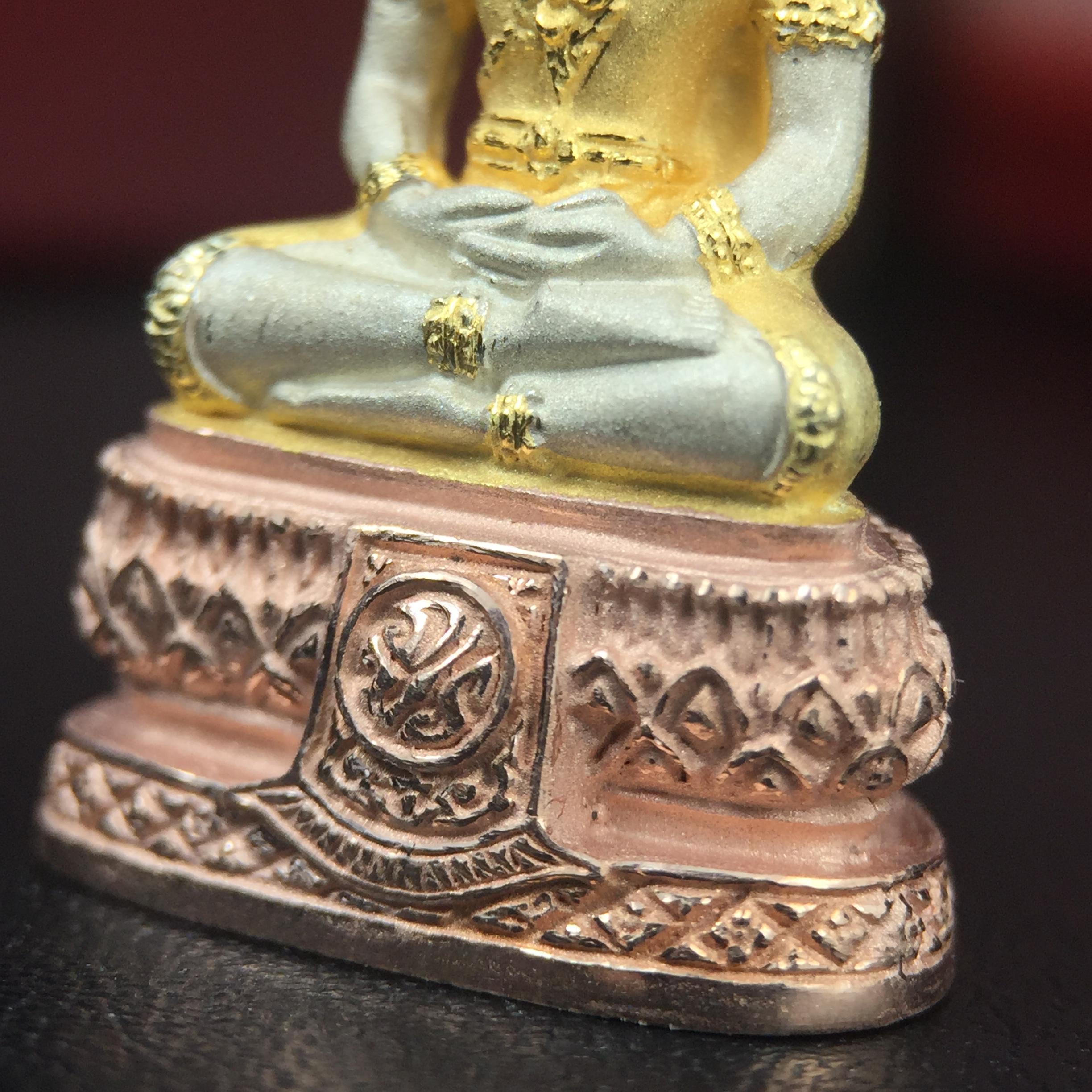 พระแก้วมรกต ภปร.(รุ่นแรก) ปี2545 รุ่นฉลองกรุงรัตนโกสินทร์ครบ 220 ปี พิมพ์ลอยองค์ใหญ่ เนื้อเงินบริสุทธิ์ 92.5% (สามกษัตริย์) ขนาด 19*35 มม. พร้อมกล่องบรรจุเดิม สวยครบสมบูรณ์