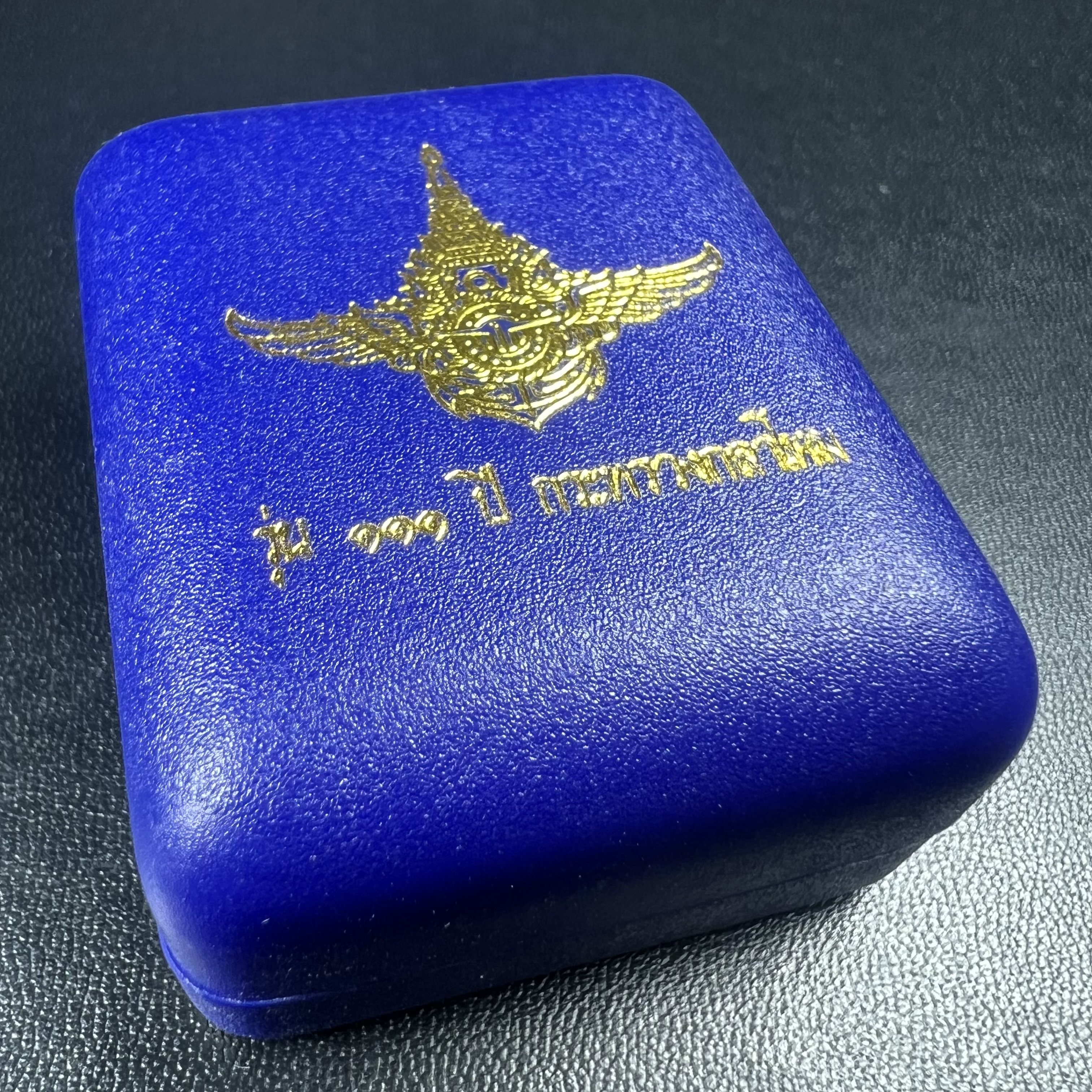 รูปเหมือนหล่อลอยองค์หลวงปู่ทวด รุ่น 111ปี กระทรวงกลาโหม เนื้อนวโลหะรมดำ-ปัดเงา ปี2540 พิธีใหญ่ เข้มขลัง นิยม พร้อมกล่องบรรจุเดิม(คัดสภาพสวยผิวเทพๆผิวรุ้งๆ)ทั้งพิธีทั้งพุทธศิลป์ทรงคุณค่าอีกหนึ่งรุ่นยอดนิยม