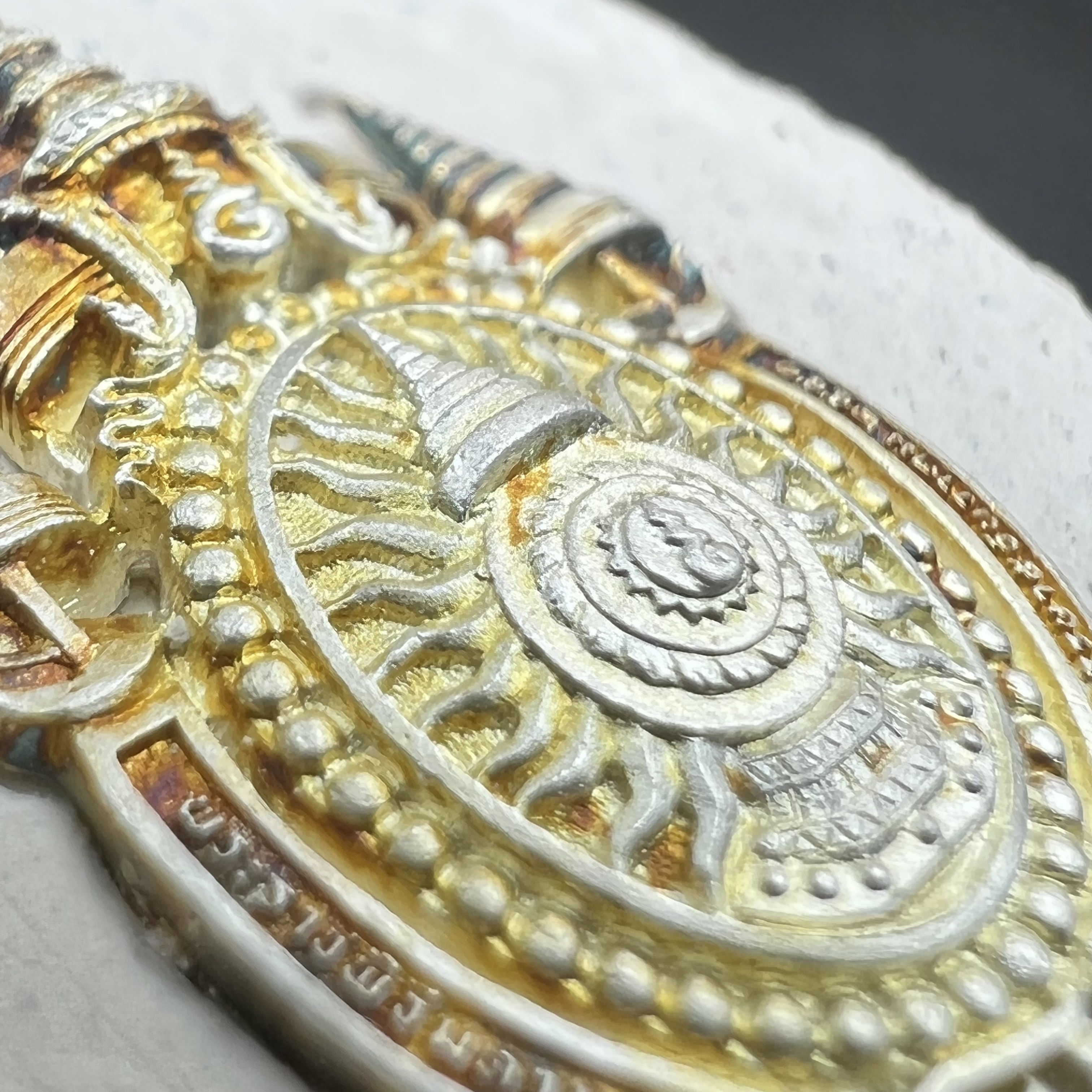 เหรียญรูปหล่อพระบาทสมเด็จพระเจ้าอยู่หัว ในหลวงทรงงาน “รุ่นเย็นศิระเพราะพระบริบาล 80พรรษา มหากษัตริย์คู่แผ่นดินสยาม” พ.ศ.2550 เนื้อผง พุทธคุณ (ผงจิตรลดาพระราชทาน) ด้านหลังสัญลักษณ์ 80 พรรษา เนื้อเงิน(ขนาด 27*35 มม.)พร้อมกล่องบรรจุเดิมครบ