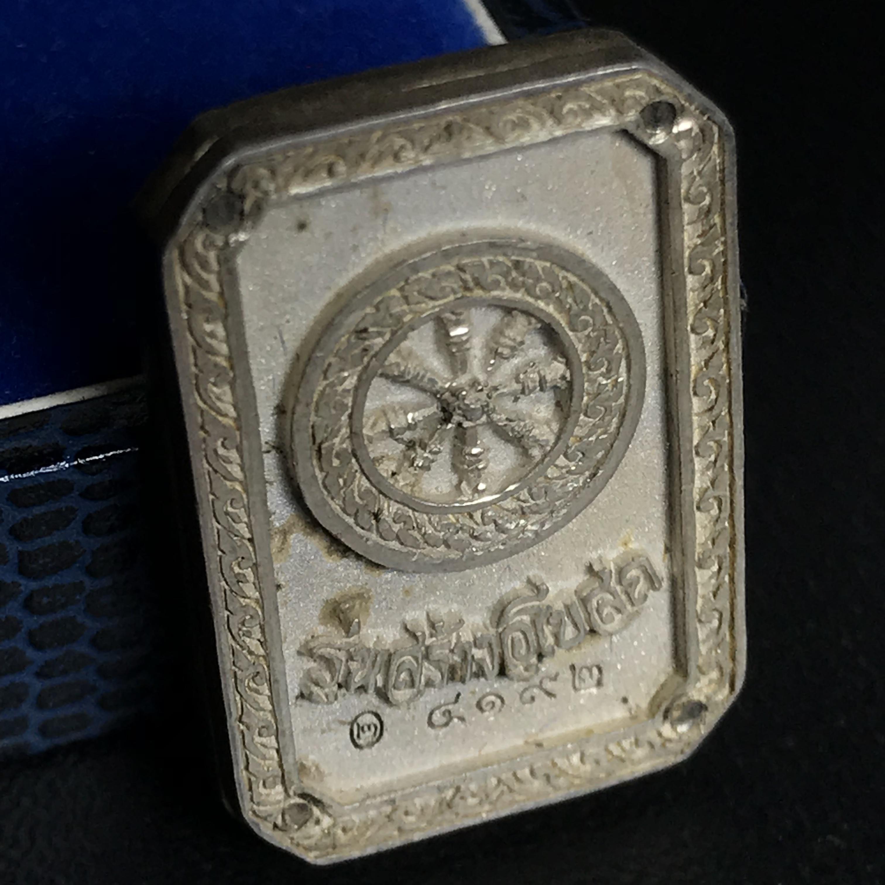 พระพุทธโสธร(หลวงพ่อโสธร) รุ่นสร้างอุโบสถ ปี2539 เนื้อเงิน พิมพ์แปดเหลี่ยม(หายาก) สภาพสวยผิวเดิมกล่องบรรจุการ์ดใบรับรองเดิมครบสมบูรณ์