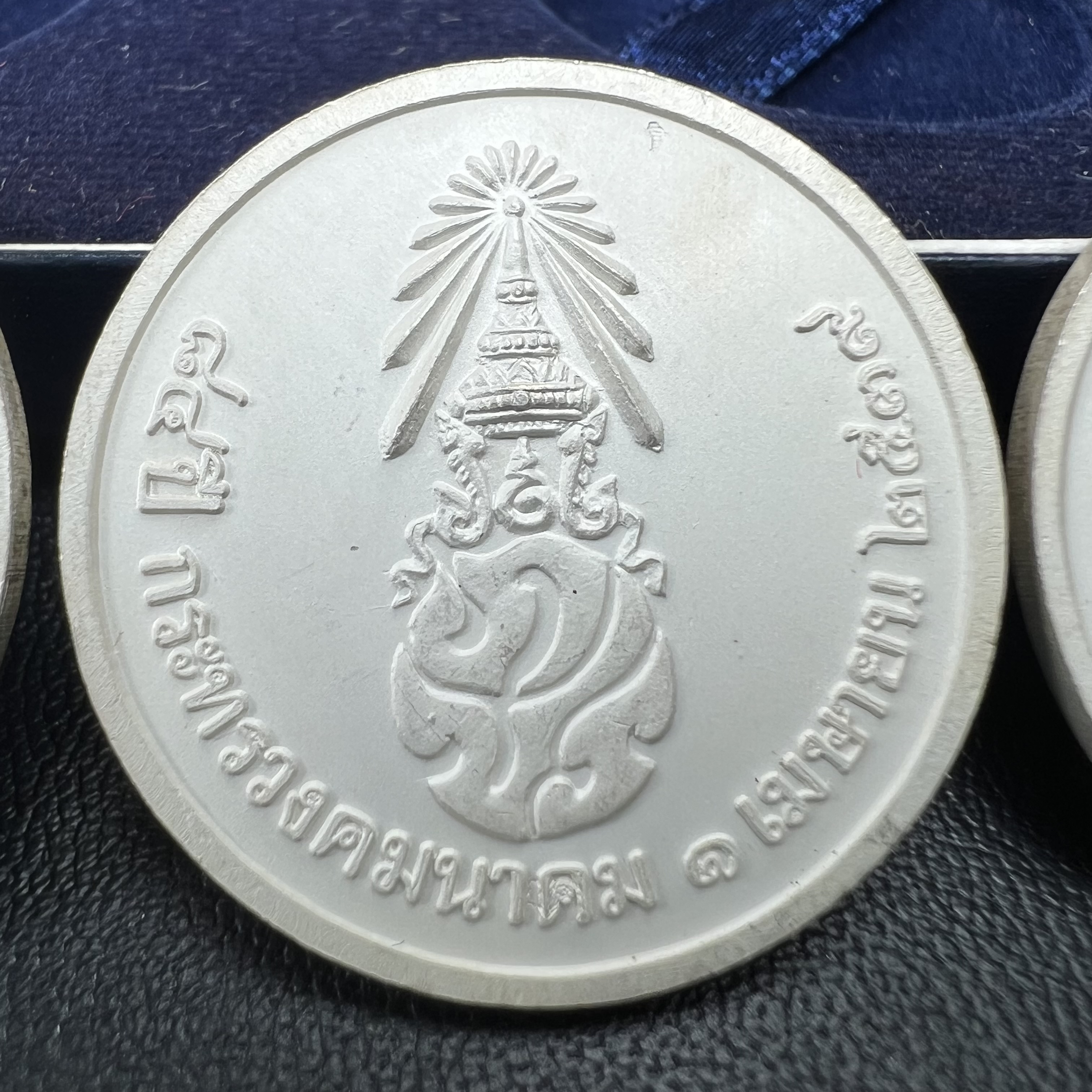 พระพุทธคมนาคมบพิธ (พระพุทธสิหิงค์จำลอง)(พระพุทธรูปประจำกระทรวงคมนาคม) หลังตรา ภปร. ครบรอบ 84 ปี กระทรวงคมนาคม พ.ศ.2539 ชุดเหรียญเนื้อเงินลงยา ขนาด 2.8 ซม. ครบชุดห้าสีพร้อมกล่องบรรจุเดิม ปลุกเสก ณ วัดพระแก้ว พิธีใหญ่