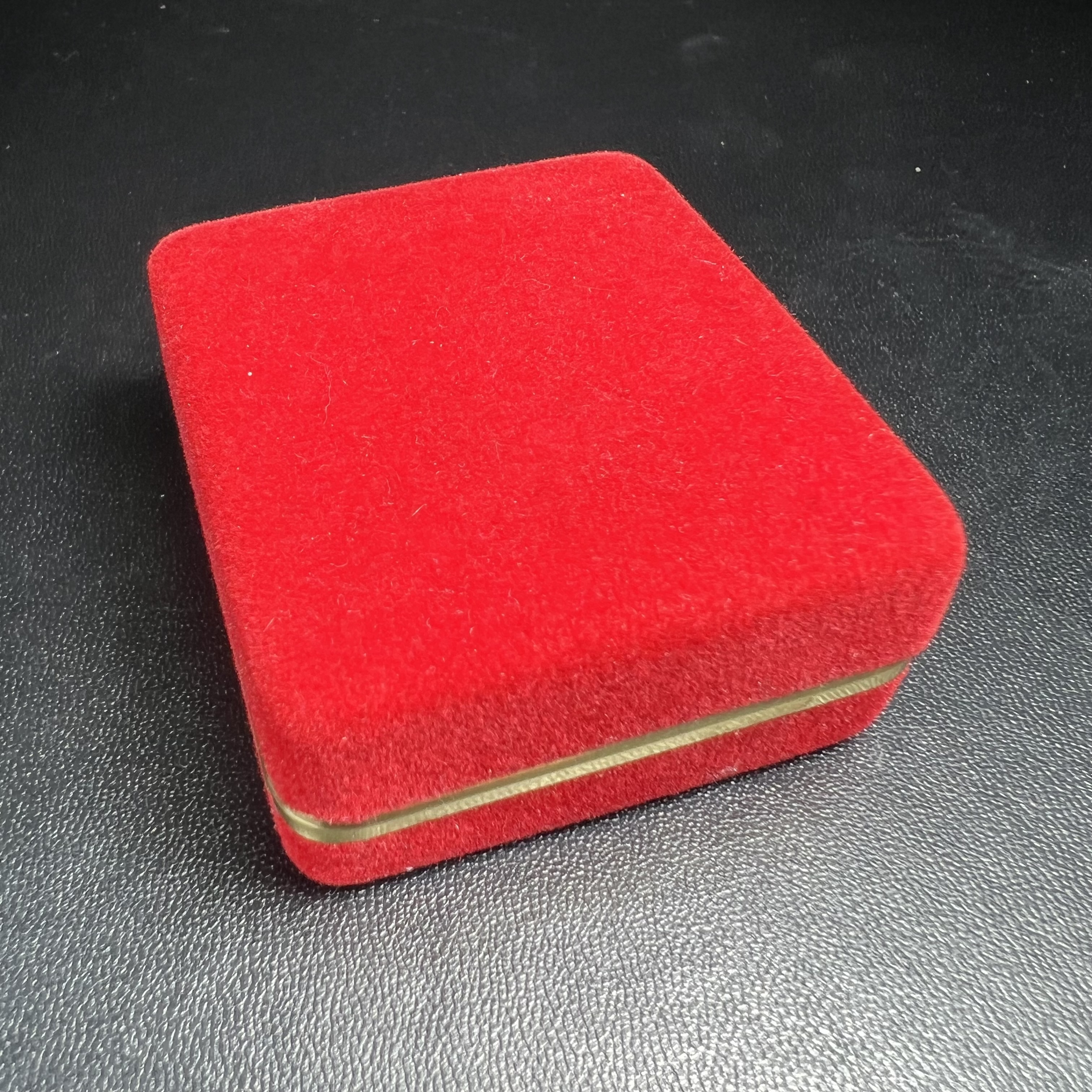 พระพุทธมหามณีรัตนปฏิมากร (พระแก้วมรกต) มหาจุฬาลงกรณราชวิทยาลัย(มจร.) วังน้อย พระนครศรีอยุธยา ปี 2543 พิธีมหาพุทธาภิเษก ณ วัดพระศรีรัตนศาสดาราม (วัดพระแก้ว) ในพระบรมมหาราชวัง เนื้อเงินสามกษัตริย์ (ตอกโค๊ตหมายเลข 181)