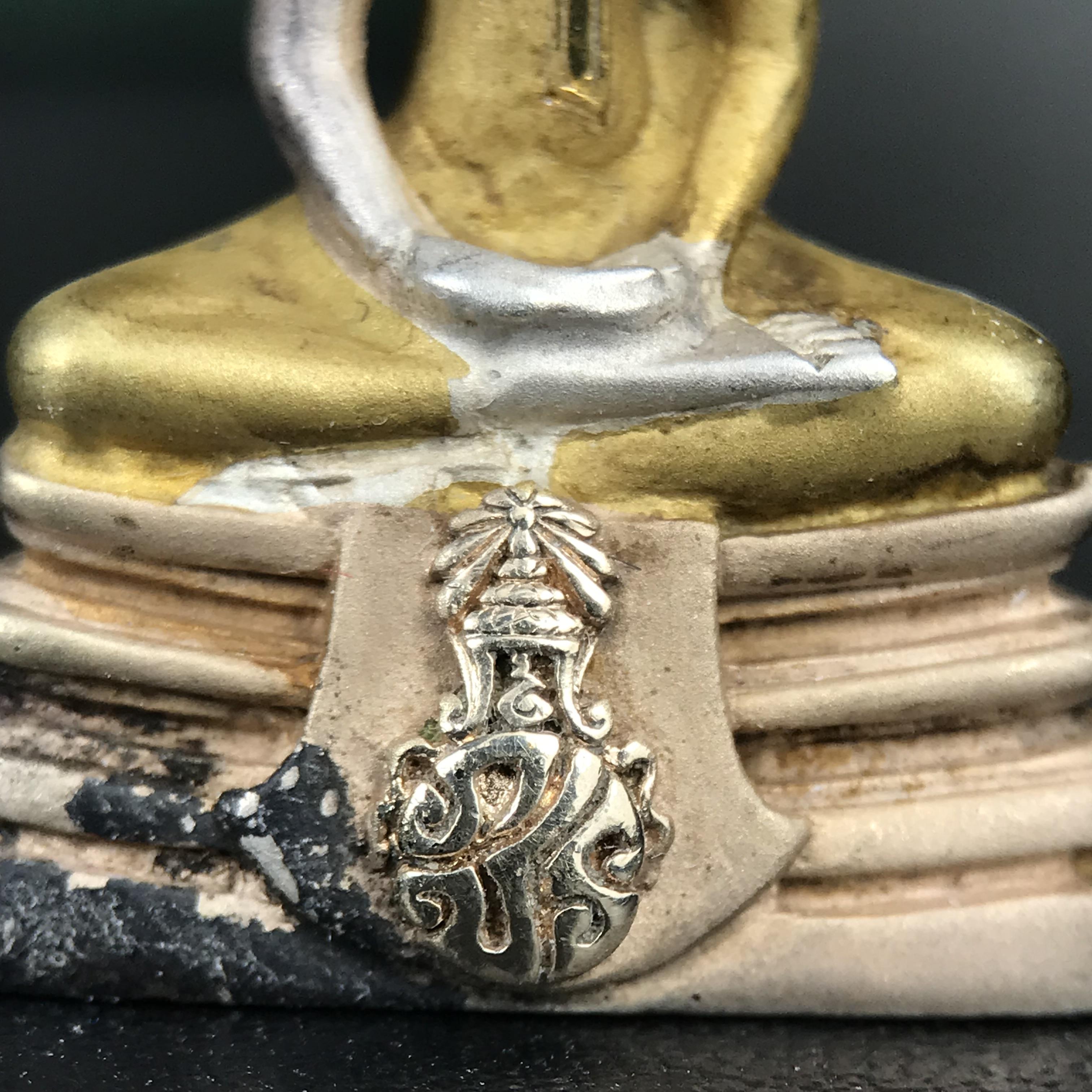 พระพุทธโสธร ภปร. รุ่นย้อนยุค สร้างพระอุโบสถ สมาคมชาวฉะเชิงเทรา จัดสร้าง ปี 2539 วโรกาสครองสิริราชสมบัติครบ 50 ปี เนื้อเงินชุบสามกษัตริย์ทรายนวลขัดเงาบางส่วน(สภาพผิวเดิม เก่าเก็บ) พร้อมกล่องบรรจุและใบรับรองเดิมครบ