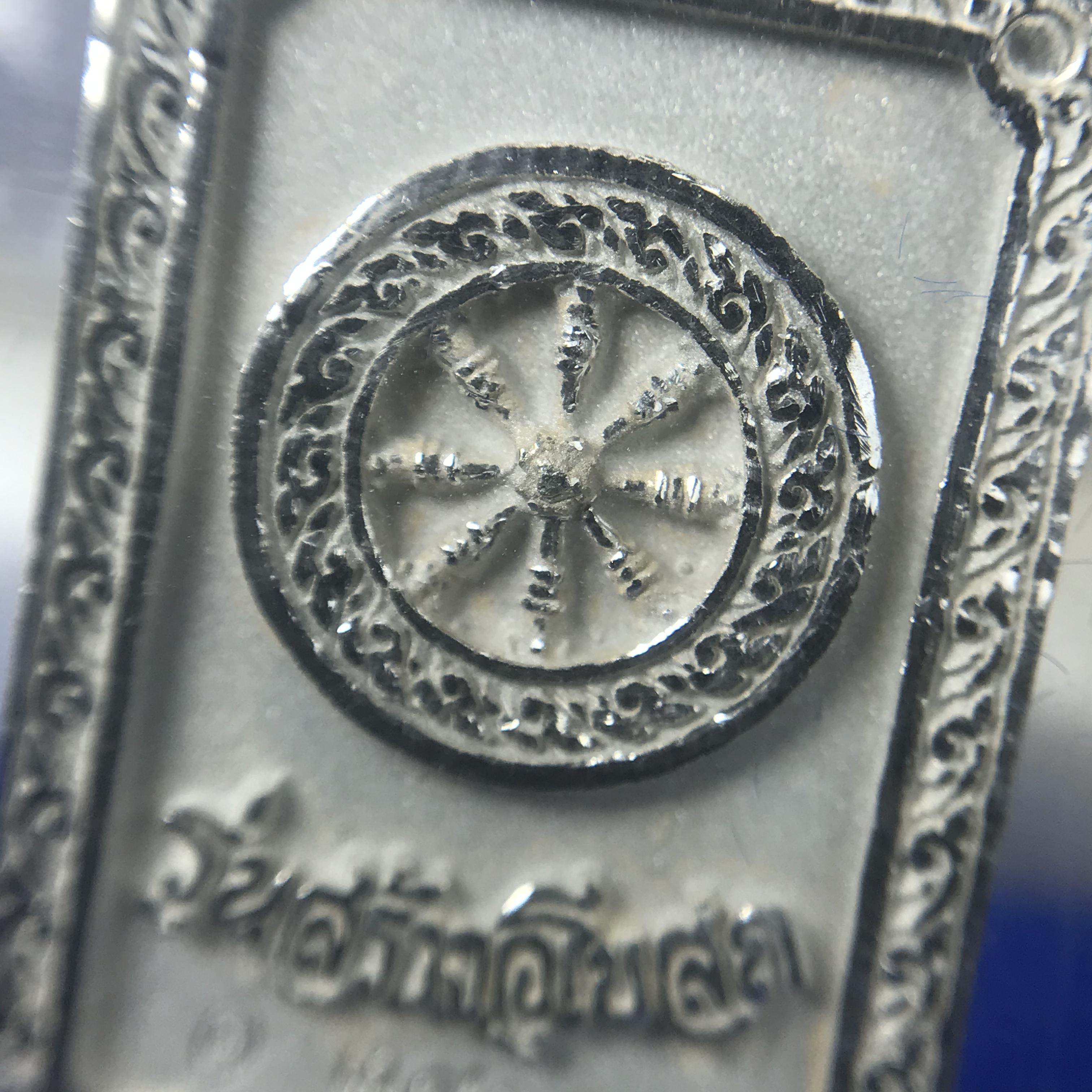 พระพุทธโสธร(หลวงพ่อโสธร) รุ่นสร้างอุโบสถ ปี2539 เนื้อเงิน พิมพ์แปดเหลี่ยม(หายาก) สภาพสวยผิวเดิมขึ้นน้ำทองสีรุ้งแบบนิยม กล่องบรรจุเดิมครบสมบูรณ์