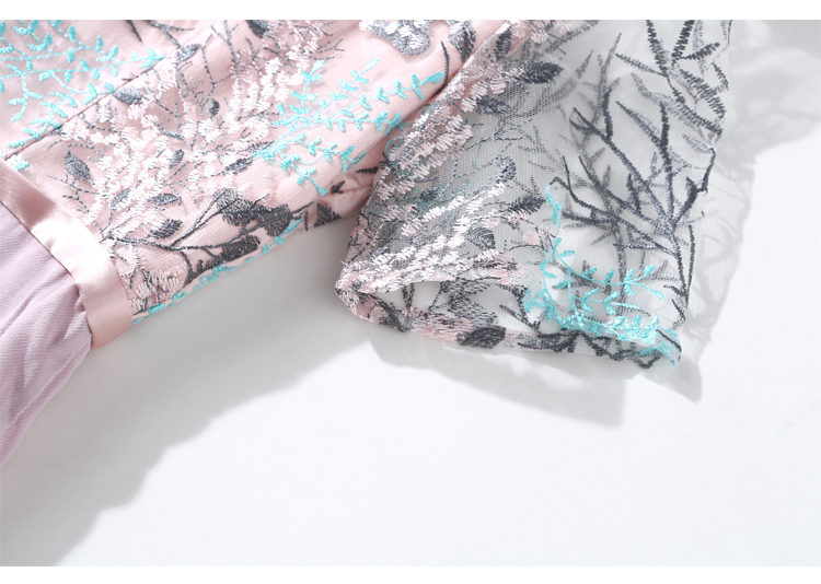 ชุดเดรสสั้นเสื้อผ้าโปร่งปักลายดอกไม้ ใบไม้สีชมพูผสมฟ้าอมเขียวและสีเงิน กระโปรงทรงเอจับจีบผ้าชีฟองสีชมพูกะปิ สวยหรู