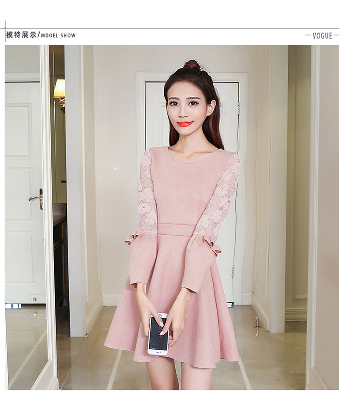 ชุดเดรสสั้นผ้าหนังกลับสีชมพู แขนยาวผ้าลูกไม้ตกแต่งโบว์ สวยหวาน