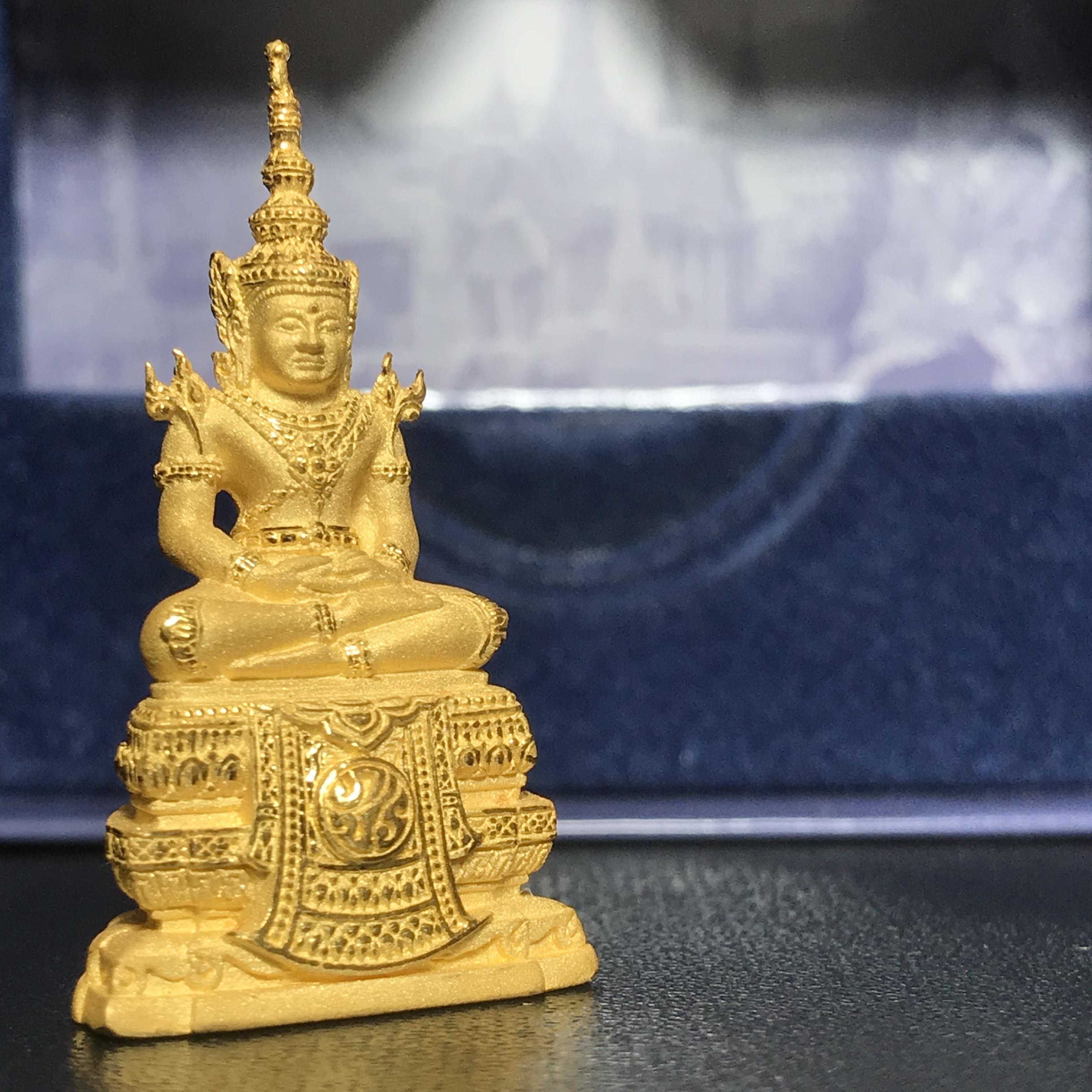 พระแก้วมรกต ภปร. ปี2547 จัดสร้างโดย รพ.ภูมิพลฯ เนื้อทองคำลอยองค์ หน้าตัก 1/2 นิ้ว(1ใน1000องค์)