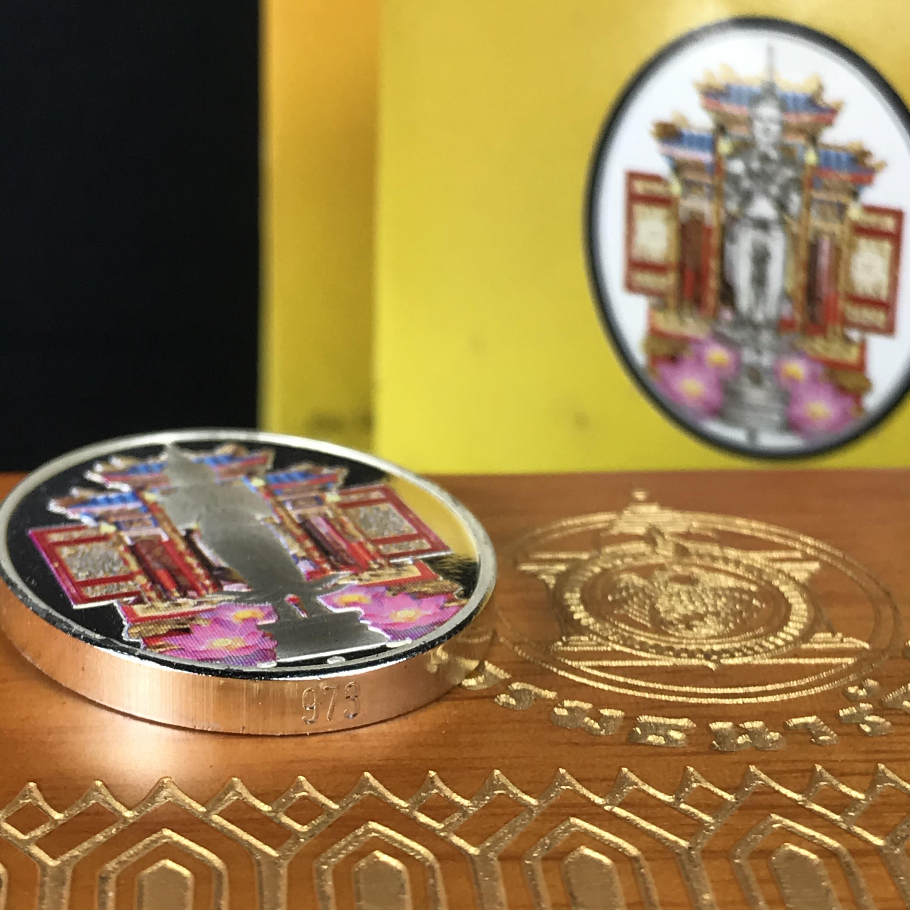 เหรียญที่ระลึกพระคลัง (พิมพ์สี) เนื่องในโอกาสครบ 125 ปี พระคลังมหาสมบัติ พ.ศ. 2558 เนื้อเงิน 99.99% ขัดเงา พิมพ์สี สวยสดงดงาม(นิยม สร้างน้อย หายาก)1 ใน 3126เหรียญ ***ตามความเชื่อที่ว่า ท่านใดมีพระคลังไว้บูชา ท่านนั้น จะมีกินมีใช้ตลอดไป เงินทองไม่ขาดมือ***