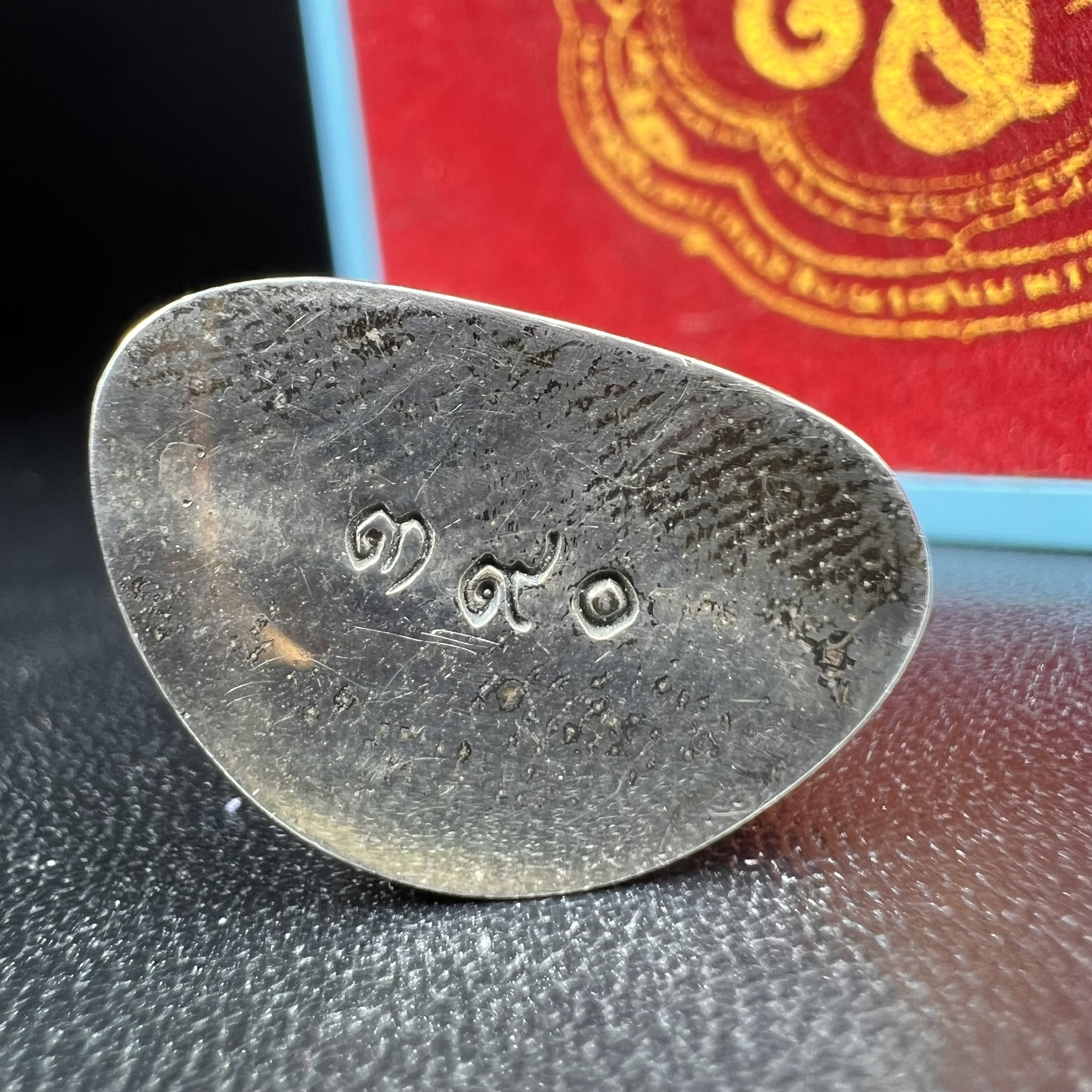 พระกริ่งสมเด็จนางพญาญาณนาวา พรหมวชิรญาณ โครงการพัฒนาพระอารามเฉลิมพระเกียรติ วัดยานนาวา ปี 2547เนื้อนวโลหะก้นเงิน องค์หมายเลข ๓๙๐ พร้อมกล่องบรรจุเดิมครบสมบูรณ์