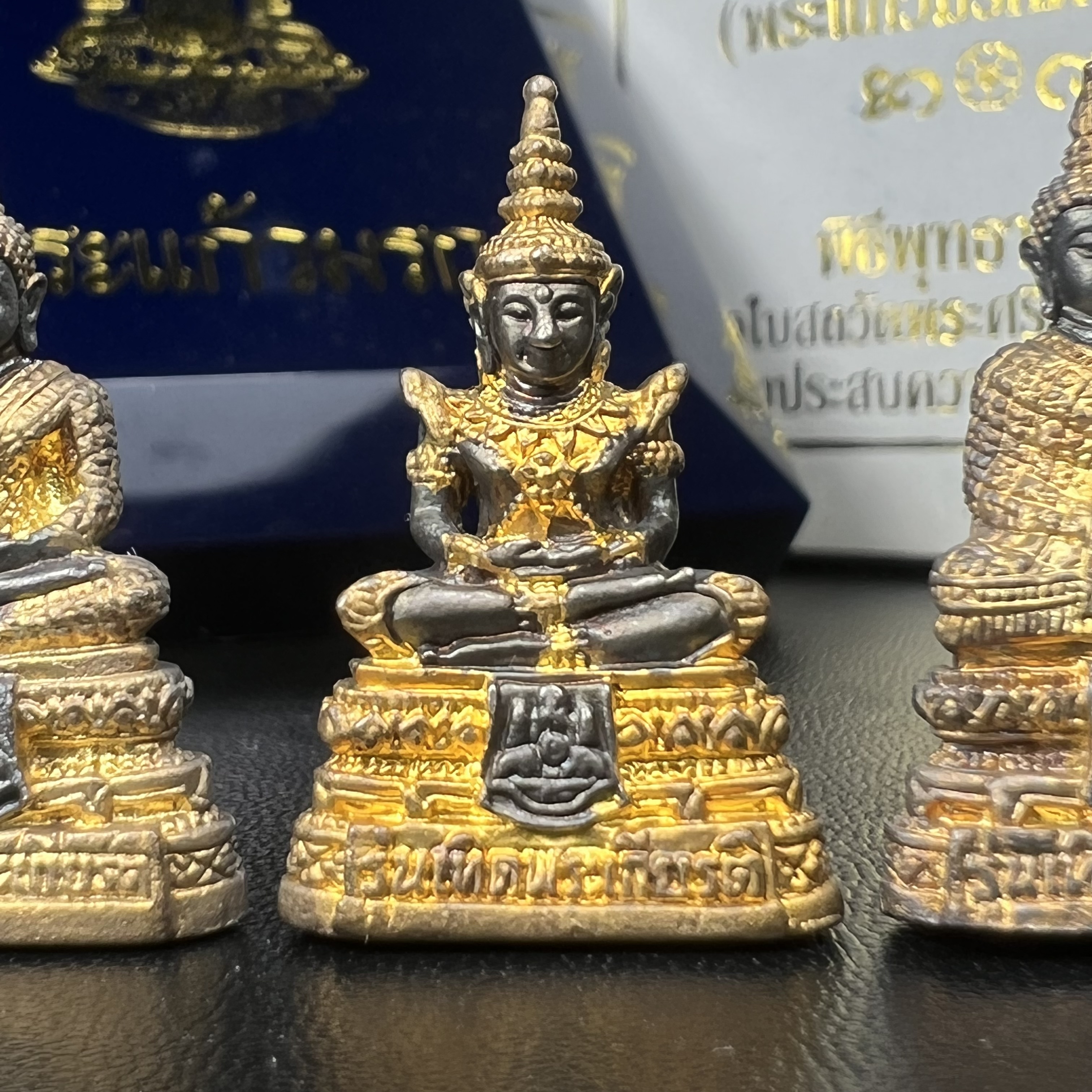 พระแก้วมรกต รุ่นเทิดพระเกียรติ พิธีมหาพุทธาภิเษก ณ.วัดพระศรีรัตนศาสดาราม วันเสาร์ห้าที่ 26 เม .ย. 2540 ชุด 3 ฤดู (1 ชุด 3 องค์)เนื้อสองกษัตริย์ ผิวเดิมครบชุดพร้อมกล่องบรรจุเดิม