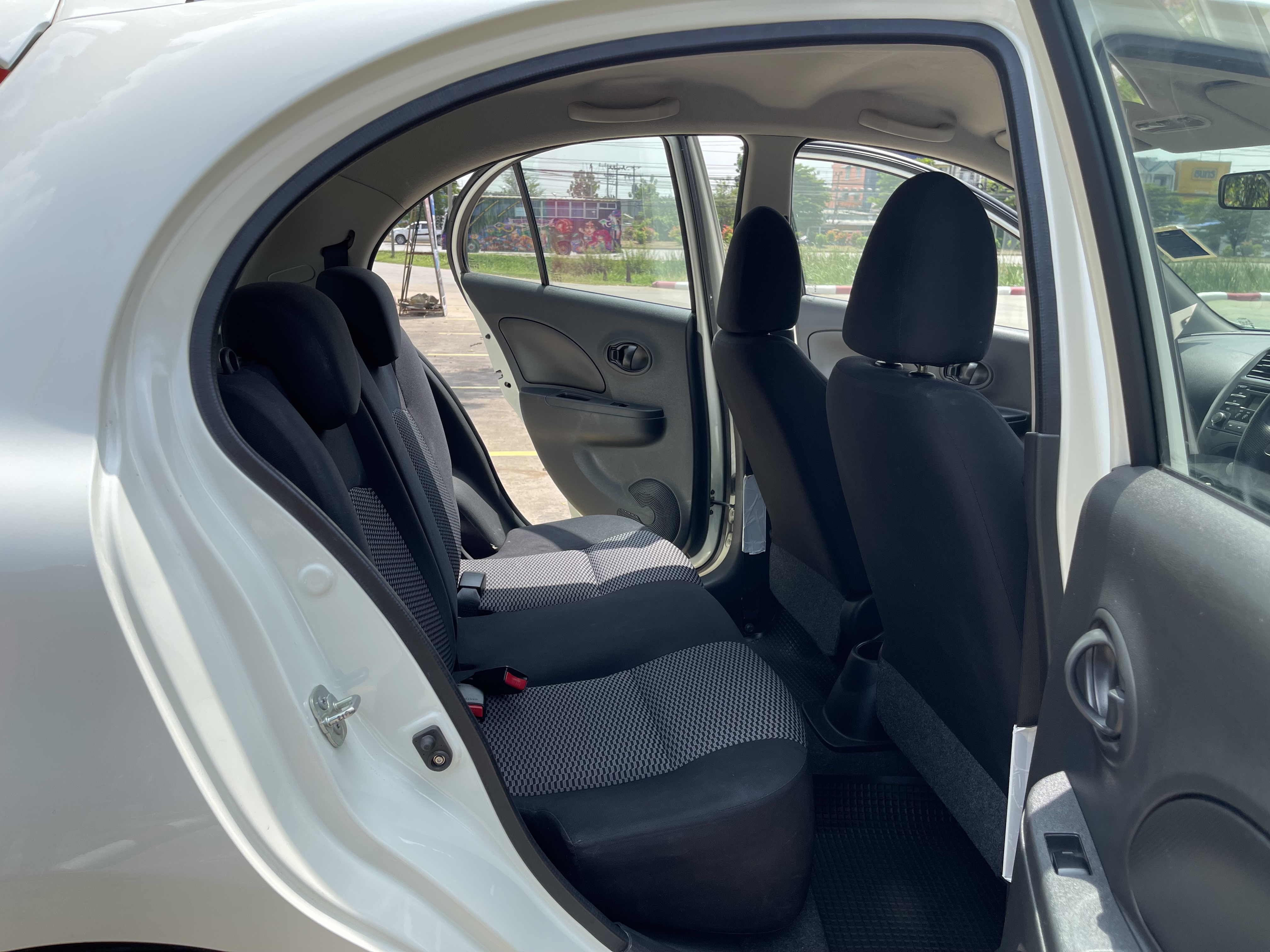 Nissan March 1.2 E At 2014 ขาวมุก