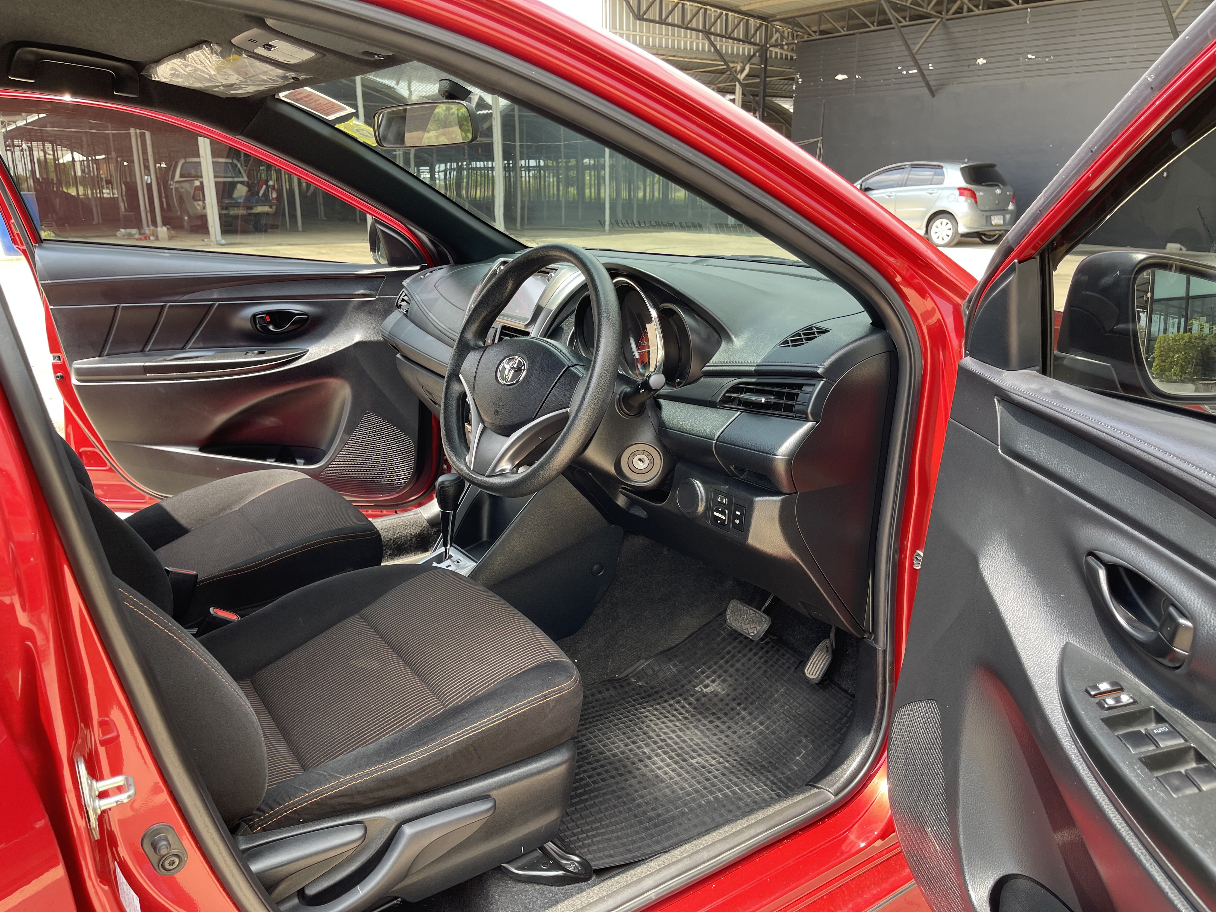 Toyota Yaris 1.2 E At 2016 แดง