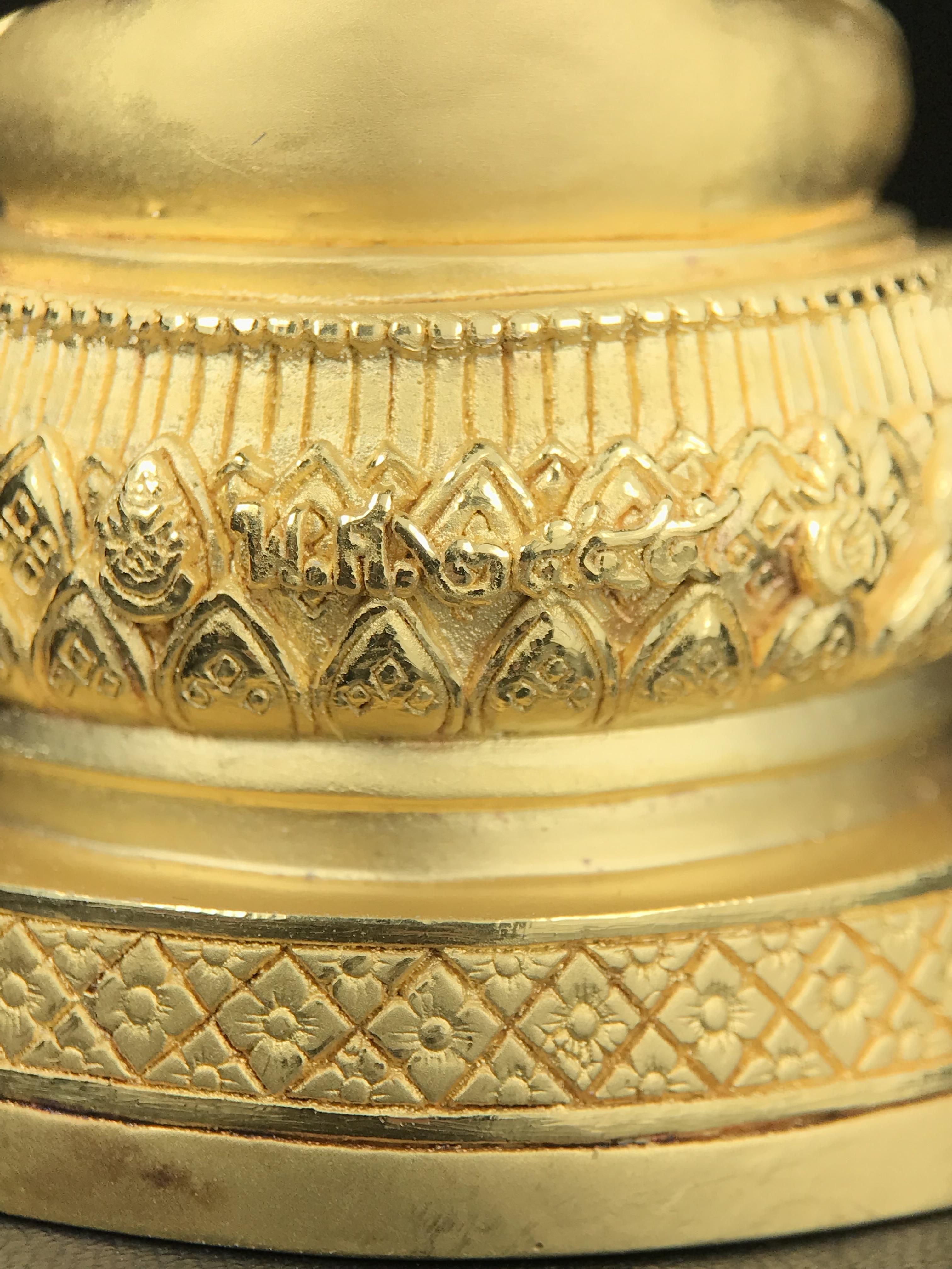 พระแก้วมรกต ภปร.(รุ่นแรก)ปี2545 รุ่นฉลองกรุงรัตนโกสินทร์ครบ 220 ปี หล่อลอยองค์ เนื้อทองคำบริสุทธิ์99.99% ขนาดบูชา 50*90 มม.(องค์หมายเลข ๗๘๙)(เลขมังกร 789 พลังแห่งความ มั่งคั่ง ร่ำรวย อำนาจ บารมี)สุดยอดมงคลแผ่นดินที่ควรเก็บรักษา บูชาเป็นมงคลชีวิต(หายากมาก)